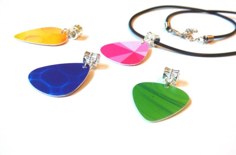 Plektrum Halskette Mit Vier Austauschbaren Einzigartige Anhänger in Blau, Rosa, Gelb Und Grün - Perfektes Geschenk Für Musiker Musikliebhaber von EdFuchsMusicGifts