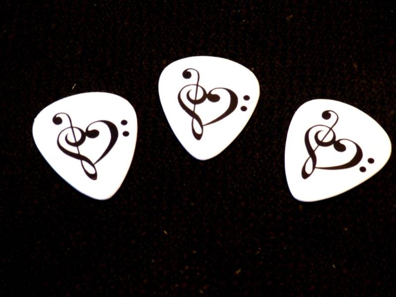 Weiße Guitar Pick Halskette Oder Keychain W/Einzigartige Violinschlüssel Herzen Grafik-Design - Perfekt Als Geschenk Für Den Musiker Musikliebhaber von EdFuchsMusicGifts