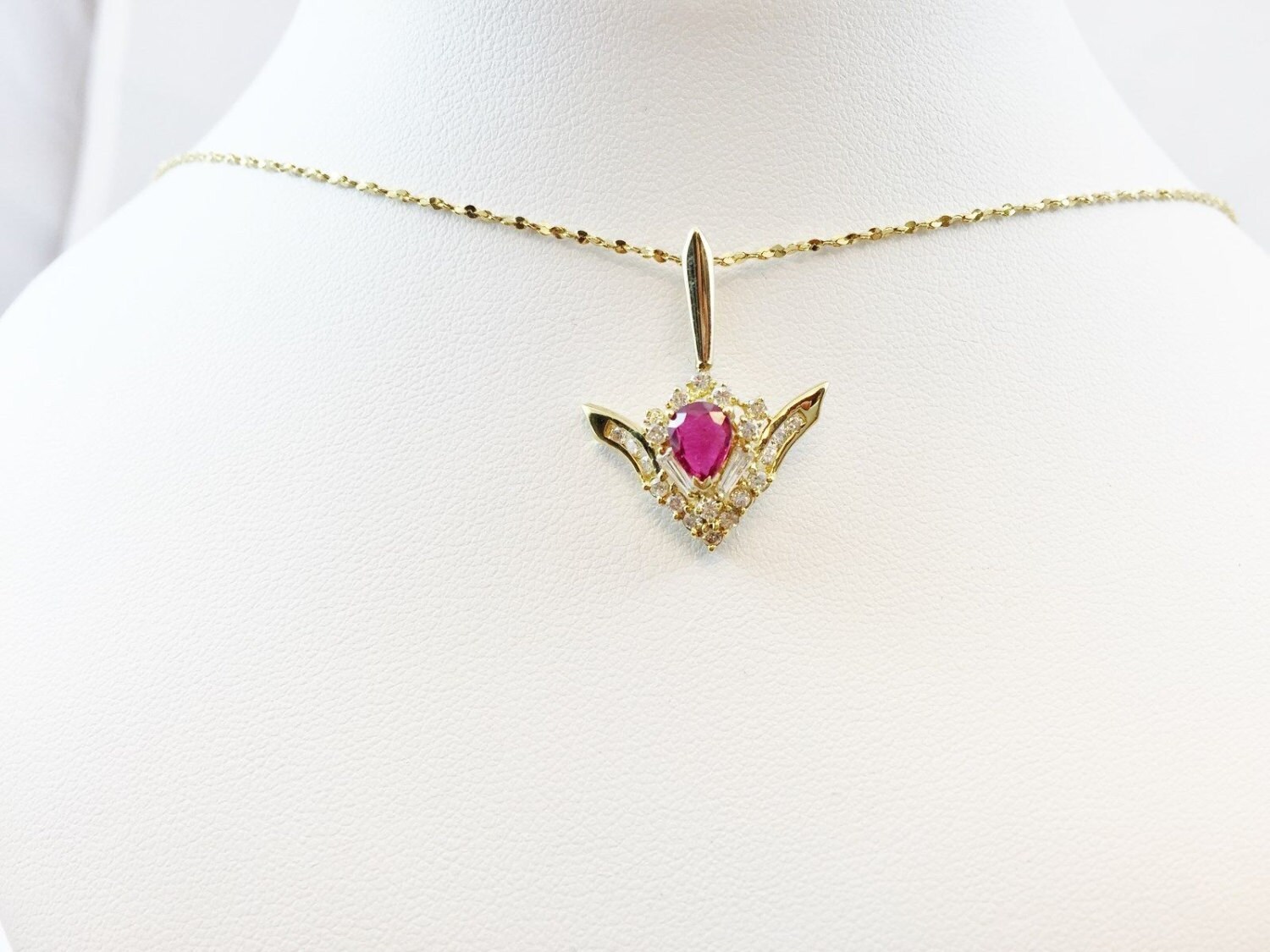 Damen 14 Kt. Gelbgold Rubin Und Diamant Anhänger von EdbergJewelry