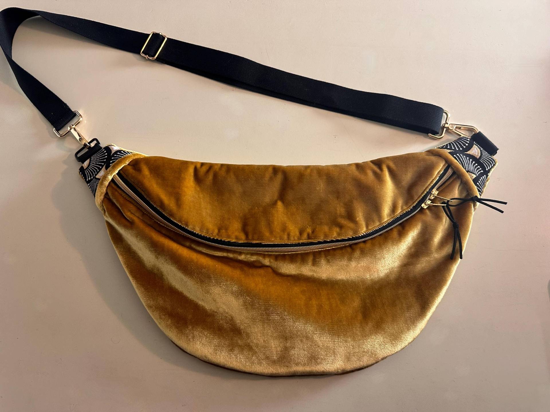 Bauchtasche Samt Xxl Gold Gelb Schwarz Crossbody 2 X Reißverschlussfächer, Schlüsselband & Innentasche, Wege-Reißverschluss, Weich Bauchtasche Samt Xxl Gold Gelb Schwarz Crossbody 2 X Reißverschlussfächer, Schlüsselband & Innentasche, Wege-Reißverschluss, Weich von EddaWild