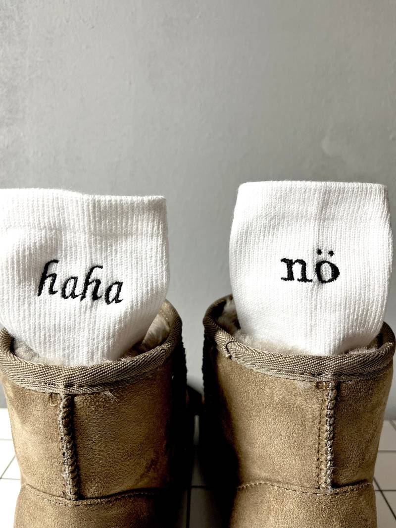 Bestickte Socken Mit "Haha Nö" Bestickte Socken Mit "Haha Nö" von EddiundFranky