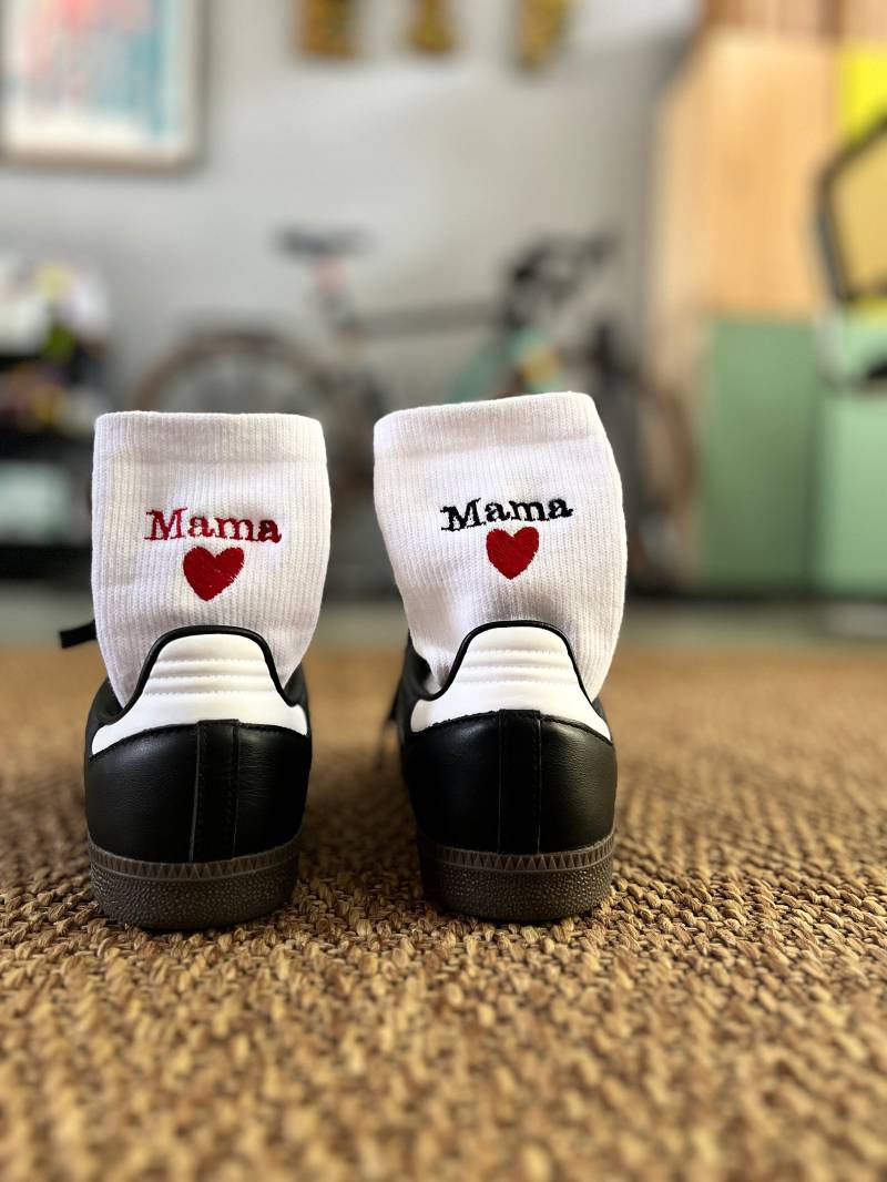 Bestickte Socken Mit "Mama" - Muttertagsgeschenk Für Dich Oder Deine Mama von EddiundFranky