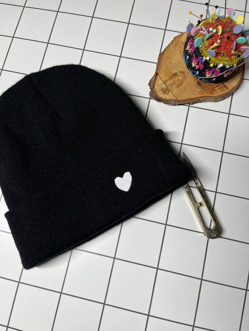 Weiche Beanies Mit Herz-stickerei Für Die Ganze Familie - Wunschfarbe von EddiundFranky