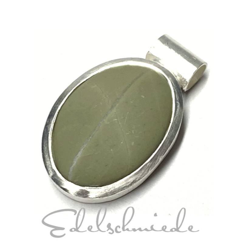 Anhänger 925/ - Silber Kieselstein Hellgrün Unikat Einzelstück Matte Oberfläche Kettenanhänger von EdelSchmiede925