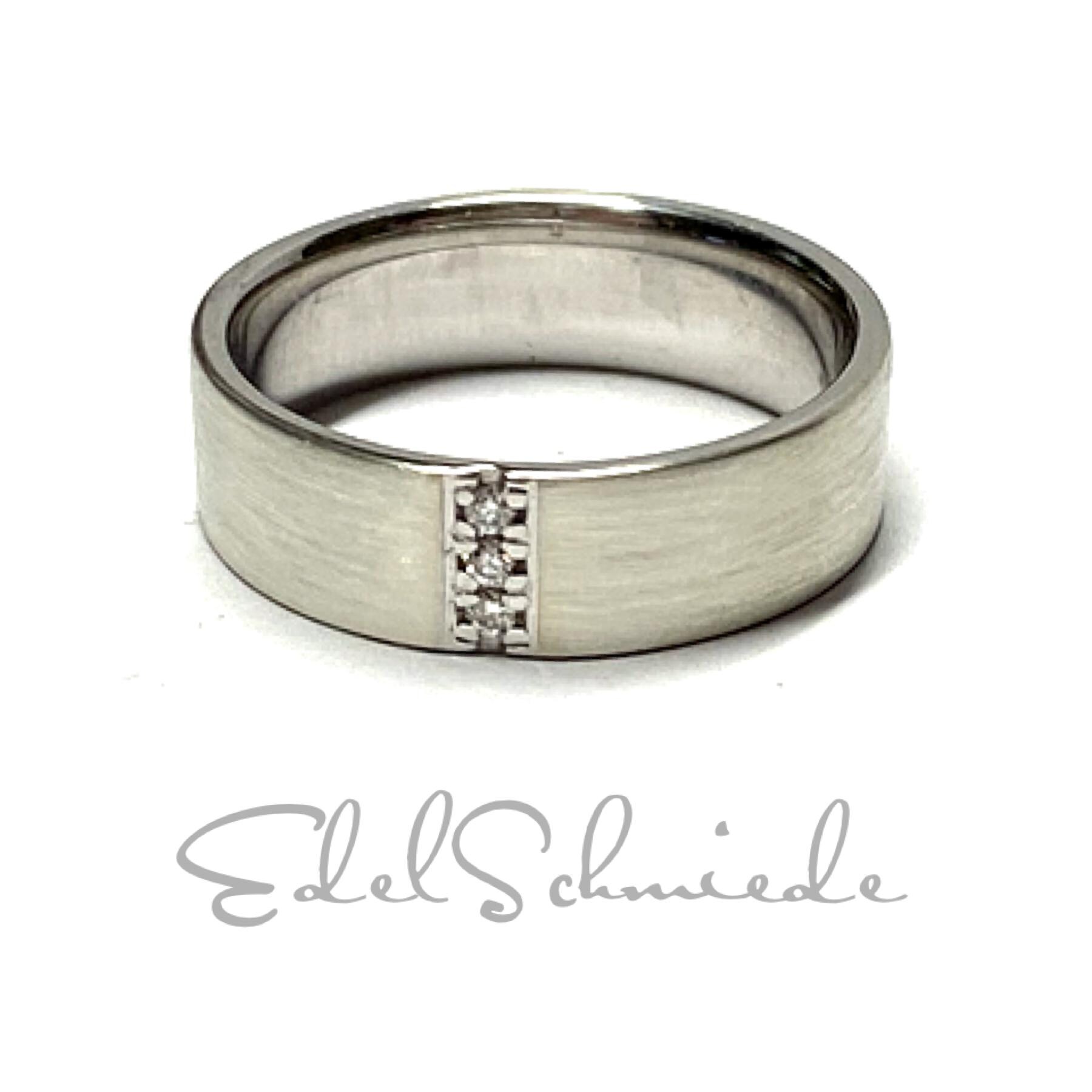 Breiter Weißgoldring 333/ - 3 Brillanten 0, 03Ct W/Si Bandring Trauring #53, 5 Breiter Weißgoldring 333/ - 3 Brillanten 0, 03Ct W/Si Bandring Trauring #53, 5 von EdelSchmiede925