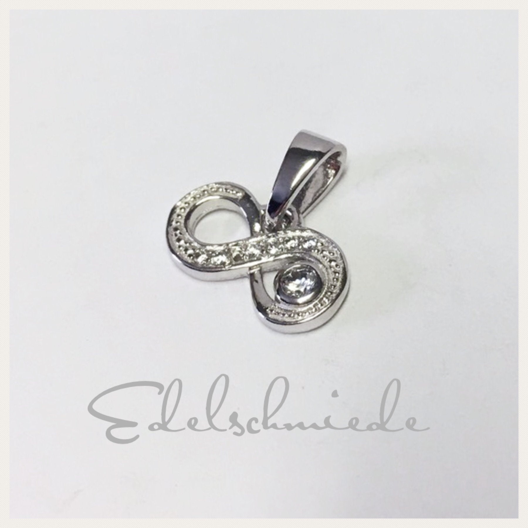 Dezente Unendlichkeitsacht 925 Silber Rh. Anhänger Dezente Unendlichkeitsacht 925 Silber Rh. Anhänger von EdelSchmiede925