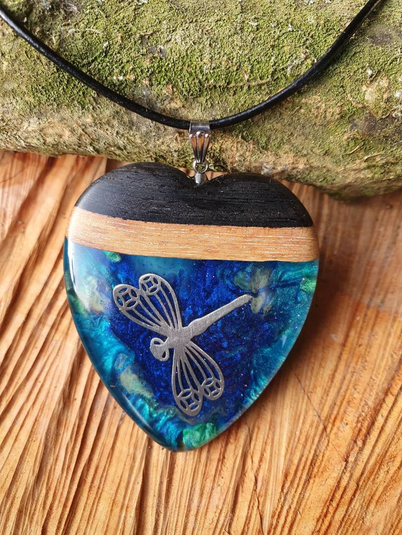 Harzanhänger Holzanhänger Libelle Glitzer Resin Pendat von EdelharzZauber