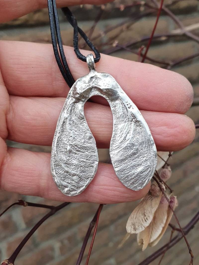 Wunderschöner Handgefertigter Kettenanhänger in Form Von Ahorn Samen 925Er Sterlingsilber Wunderschöner Handgefertigter Kettenanhänger in Form Von Ahorn Samen 925Er Sterlingsilber von EdelharzZauber