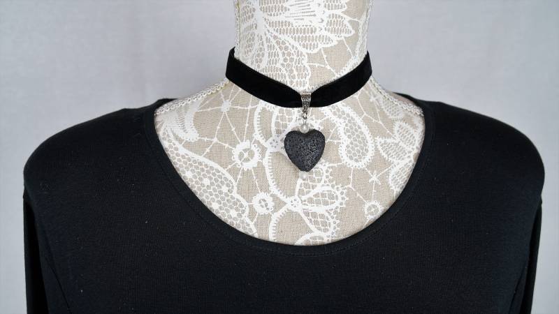 Kropfband Aus Schwarzem Samt Mit Einem Lava Herz Und Bergkristall Perlen Trachtenkette Romantik Valentinsgeschenk Kropfband Aus Schwarzem Samt Mit Einem Lava Herz Und Bergkristall Perlen Trachtenkette Romantik Valentinsgeschenk von EdelsteinSchmiede