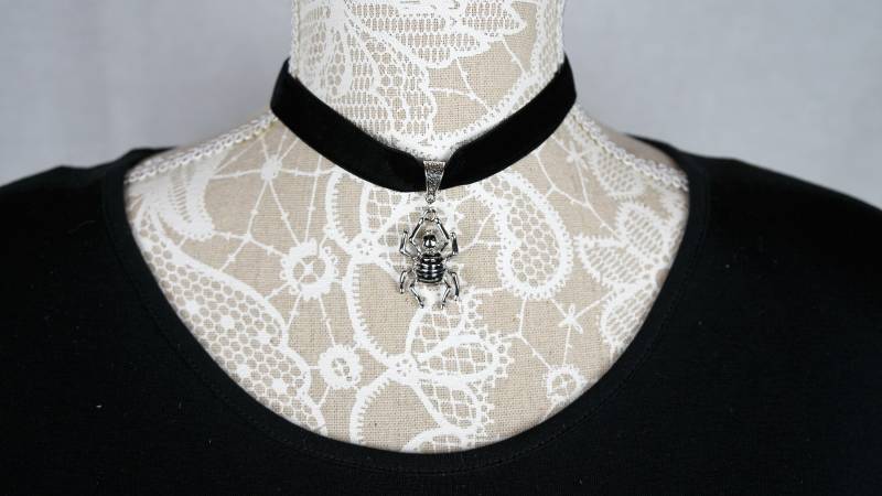 Kropfband Aus Schwarzem Samt Mit Einer Spinne, in Rot Und Schwarz, Zur Auswahl von EdelsteinSchmiede