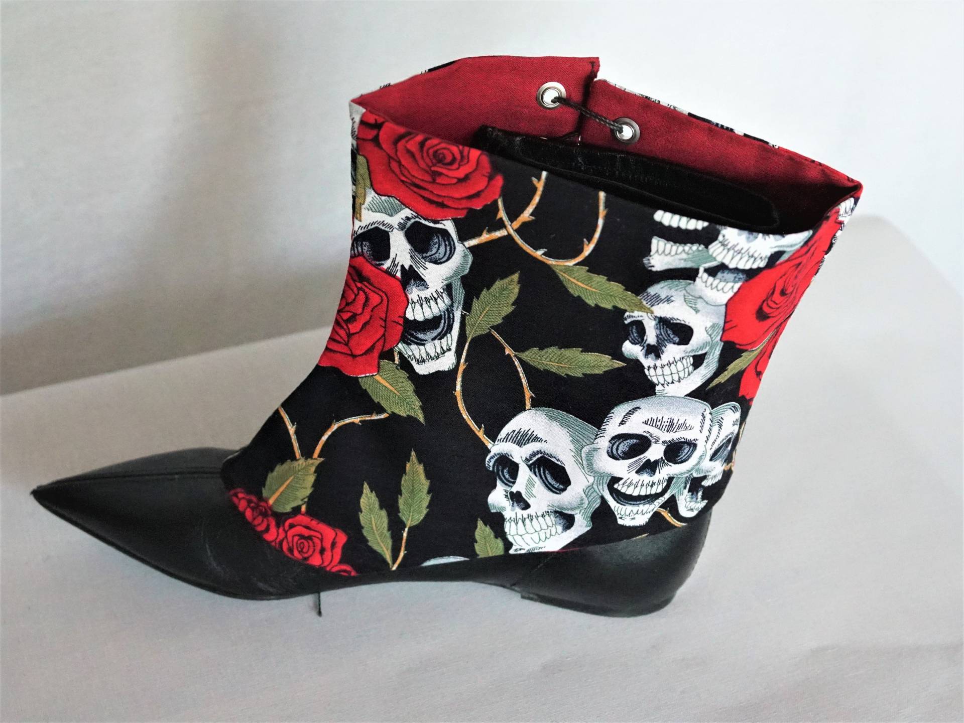 Kurze Gamaschen Aus Baumwollstoff Bedruckt Mit Rosen Und Skull, Accessoires Für Damenschuhe von EdelsteinSchmiede