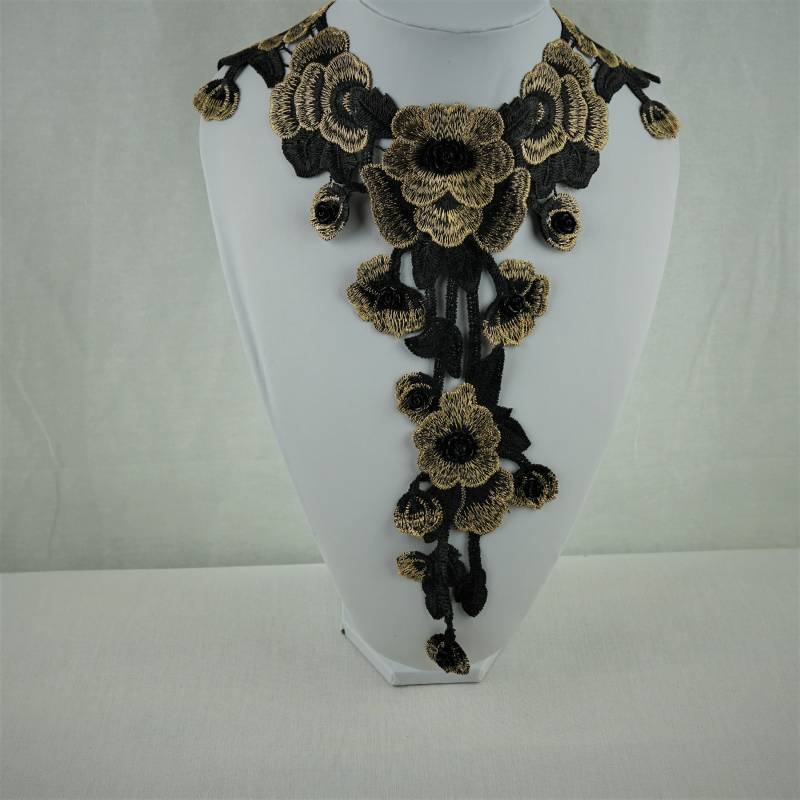 Spitzencollier Schwarz-Gold. Halsschmuck. Blütencollier. Festlicher Spitzen Schmuck von EdelsteinSchmiede