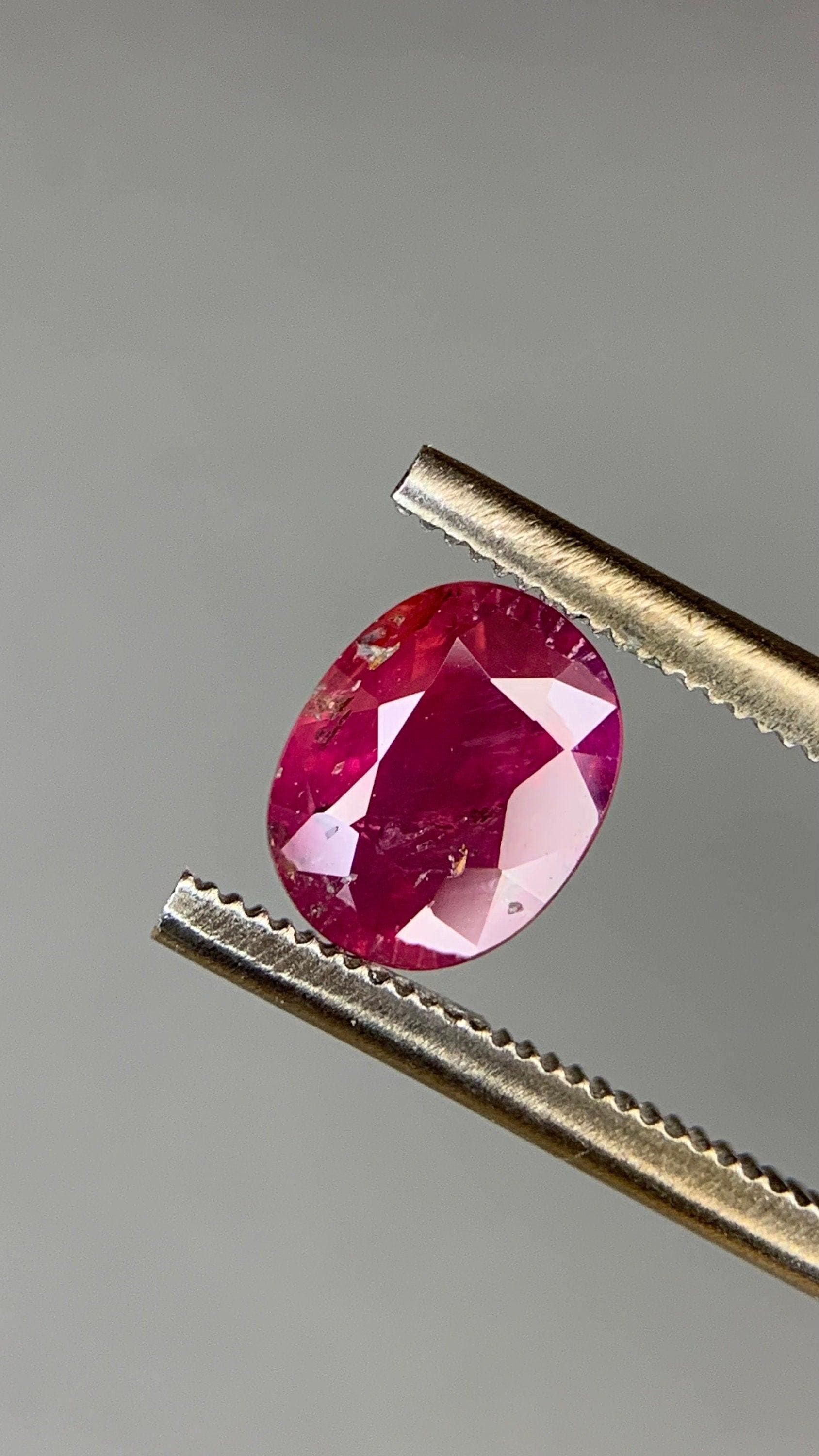 0.75Ct. Natural Ruby | Natürlicher Rubin Madagaskar 6x4.8mm Edelstein Gemstone Jewelry Gem Unbehandelt Untreated #1021 von EdelsteineErzgebirge