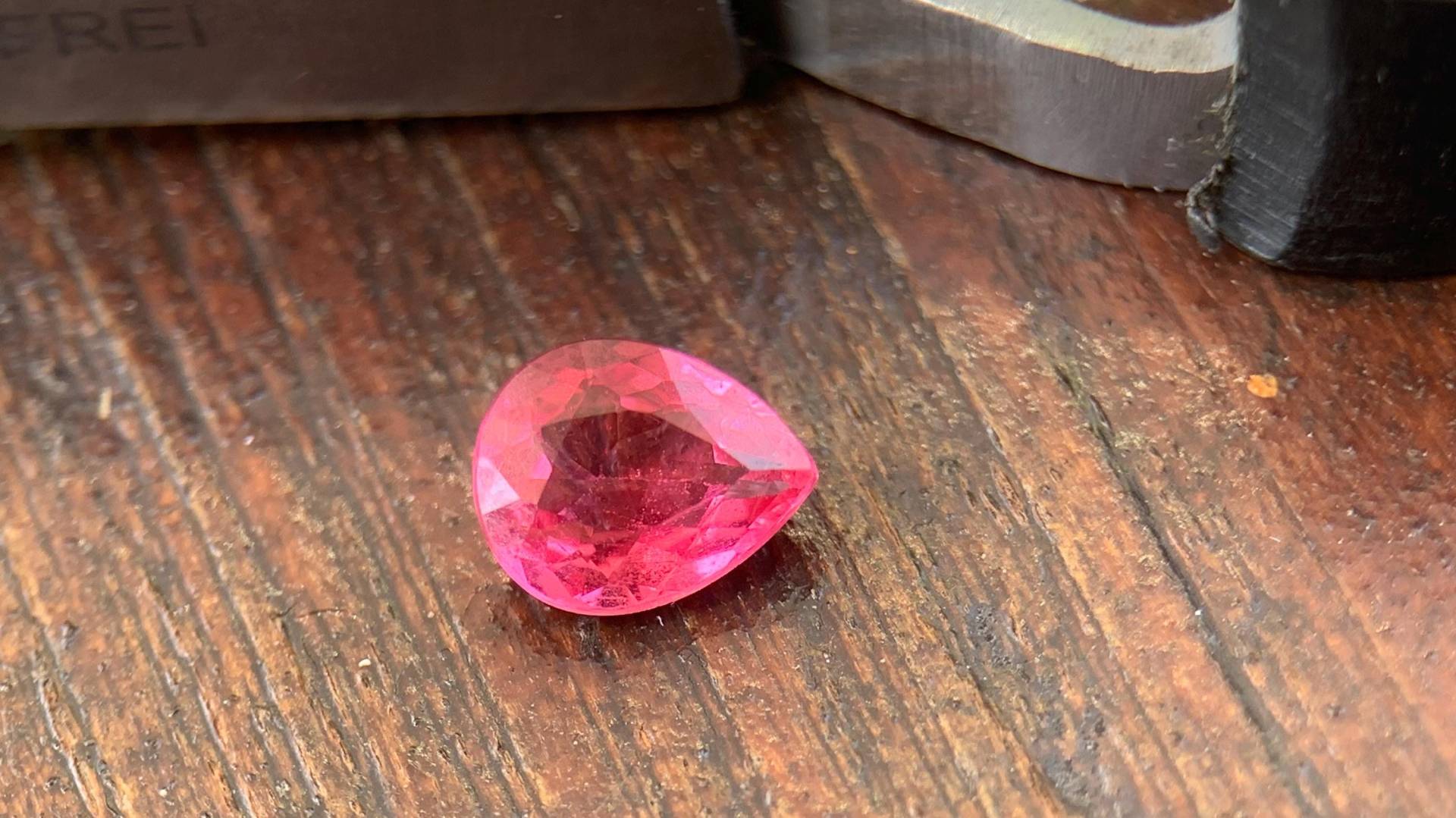 0.94Ct Vibrant Pink Spinell| Natural Pink Jedi Spinel | Vvs Pear Cut Glc Report Tansania Edelstein Jewelry Gemstone Gem #1470 von EdelsteineErzgebirge
