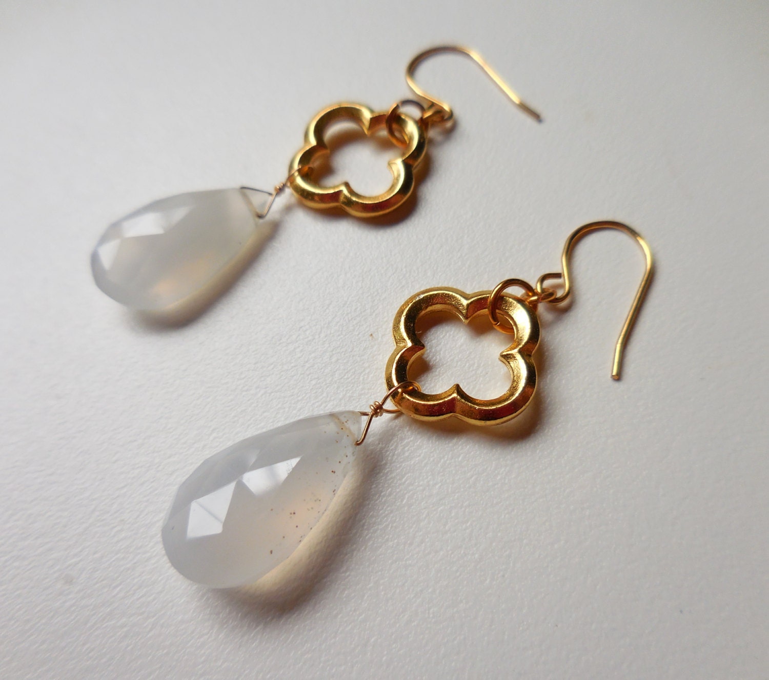 Blaue Chalcedon Edelstein Tropfen Ohrringe Mit Gold Quatrefoil Links Blaue Chalcedon Edelstein Tropfen Ohrringe Mit Gold Quatrefoil Links von Edelsten