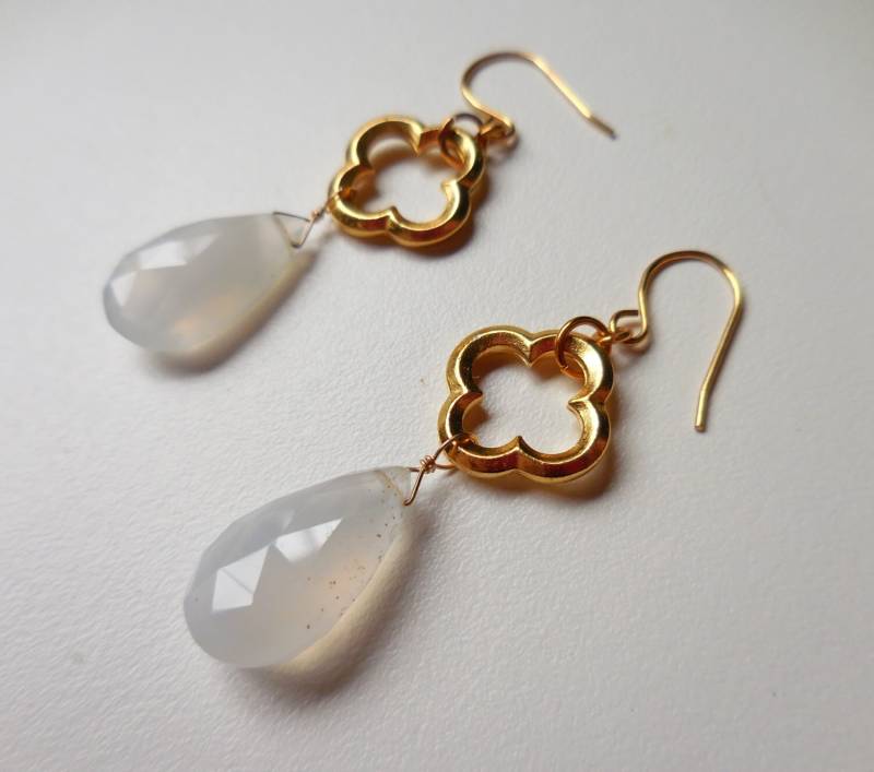 Blaue Chalcedon Edelstein Tropfen Ohrringe Mit Gold Quatrefoil Links Blaue Chalcedon Edelstein Tropfen Ohrringe Mit Gold Quatrefoil Links von Edelsten
