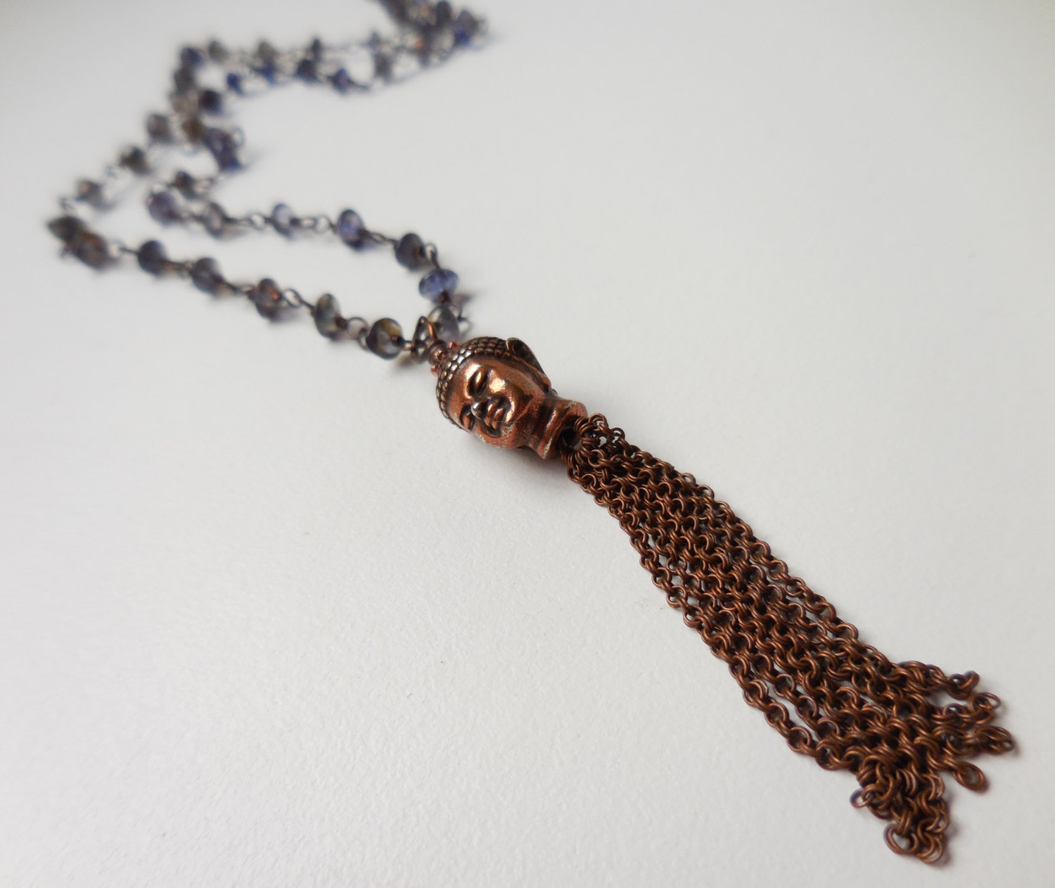 Buddha Kette Mit Langer Draht Gewickelter Edelsteinkette in Oxidiertem Kupfer Buddha Kette Mit Langer Draht Gewickelter Edelsteinkette in Oxidiertem Kupfer von Edelsten