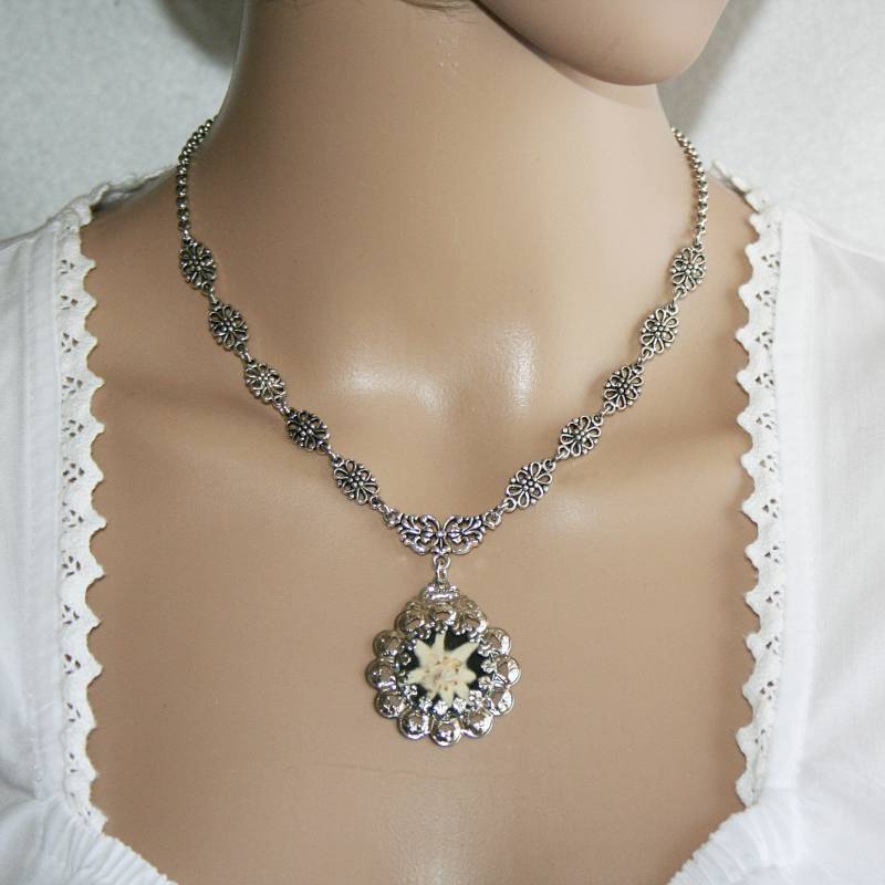 Blumen Anhänger , Halskette Dirndl Schmuck Mit Eingearbeitetem Edelweiss Damen Kette Oktoberfest Geschenk Für Mama Blumen Anhänger , Halskette Dirndl Schmuck Mit Eingearbeitetem Edelweiss Damen Kette Oktoberfest Geschenk Für Mama von Edelweiss51Jewelry