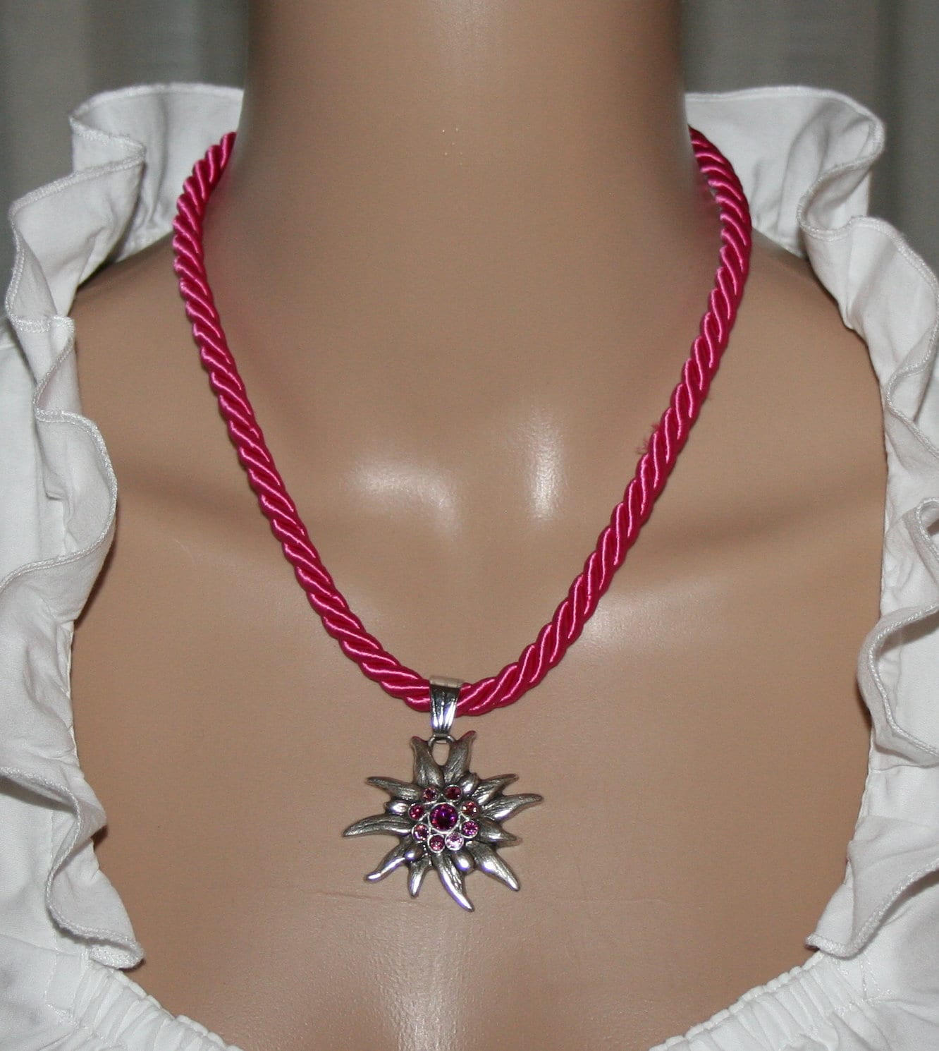 Dirndl Halskette Kordel Fuchsia Edelweiß Anhänger von Edelweiss51Jewelry