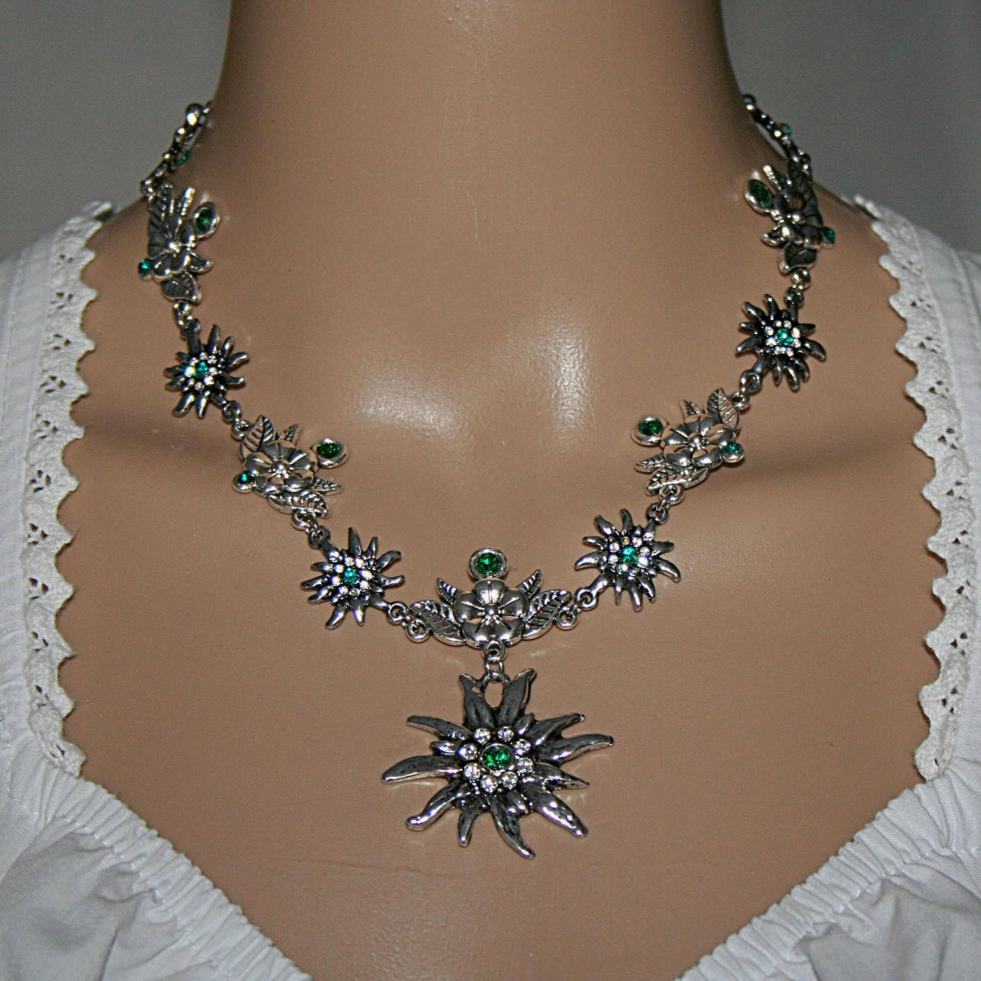 Dirndl Kette , Strass-Edelweiss Edelweiss Anhänger Trachtenschmuck Hochzeitskette Bergblumen Perlenkette Dirndl Kette , Strass-Edelweiss Edelweiss Anhänger Trachtenschmuck Hochzeitskette Bergblumen Perlenkette von Edelweiss51Jewelry