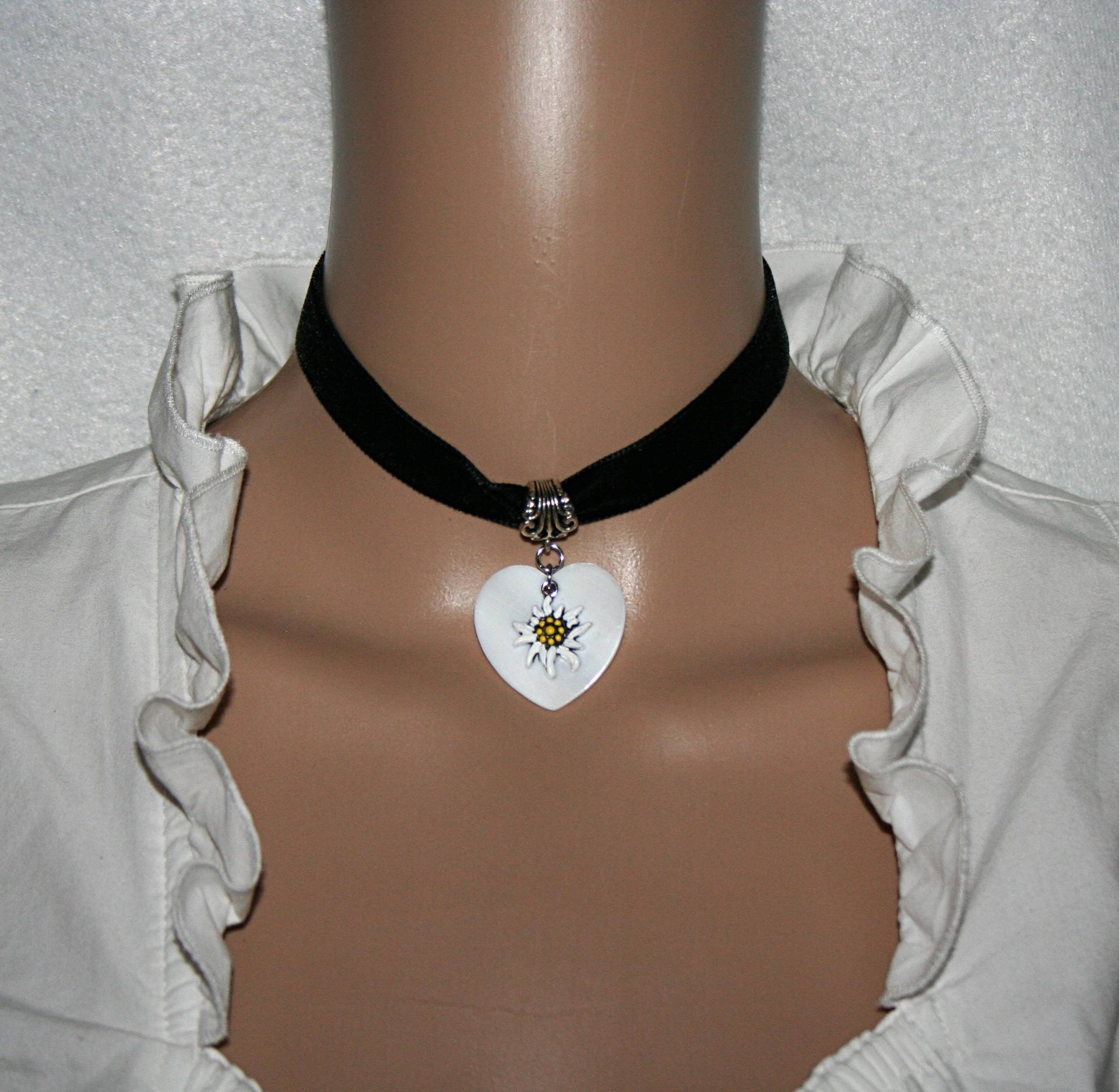 Dirndl Kropfband Schwarz Mit Perlmutt Herz Anhänger Und Edelweiss Dirndl Kropfband Schwarz Mit Perlmutt Herz Anhänger Und Edelweiss von Edelweiss51Jewelry