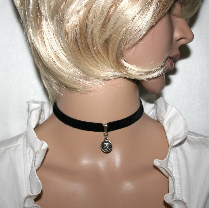 Münzanhänger Design Samt-Kropfband Elastisch Schwarz von Edelweiss51Jewelry