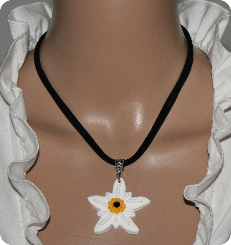 Polymer Clay Edelweiss Am Velourlederband/Schwarz Mit Swarovski Element von Edelweiss51Jewelry