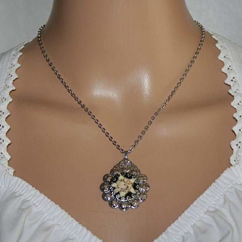 Edelweiss Halskette - Zartes Alpenblumen Schmuckstück in Handarbeit Tracht Und Geschenkidee Dirndl Accessoire von Edelweiss51Jewelry