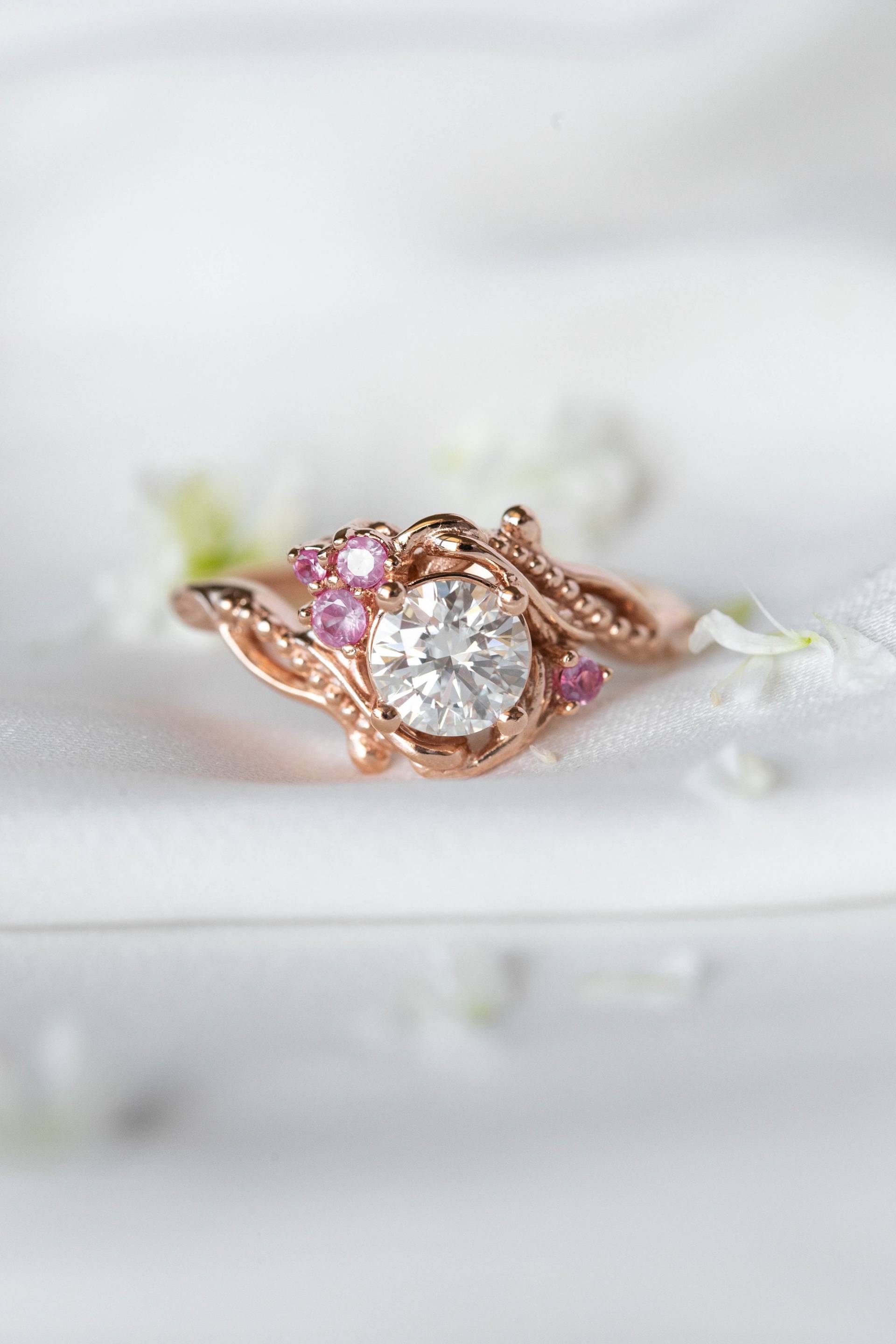 1 Karat Moissanite Verlobungsring Mit Rosa Saphir Cluster, Diamant Bypass Ring, Natur Thema Rose Gold Vorschlag Ring 14K Oder 18K von EdenGardenJewelry