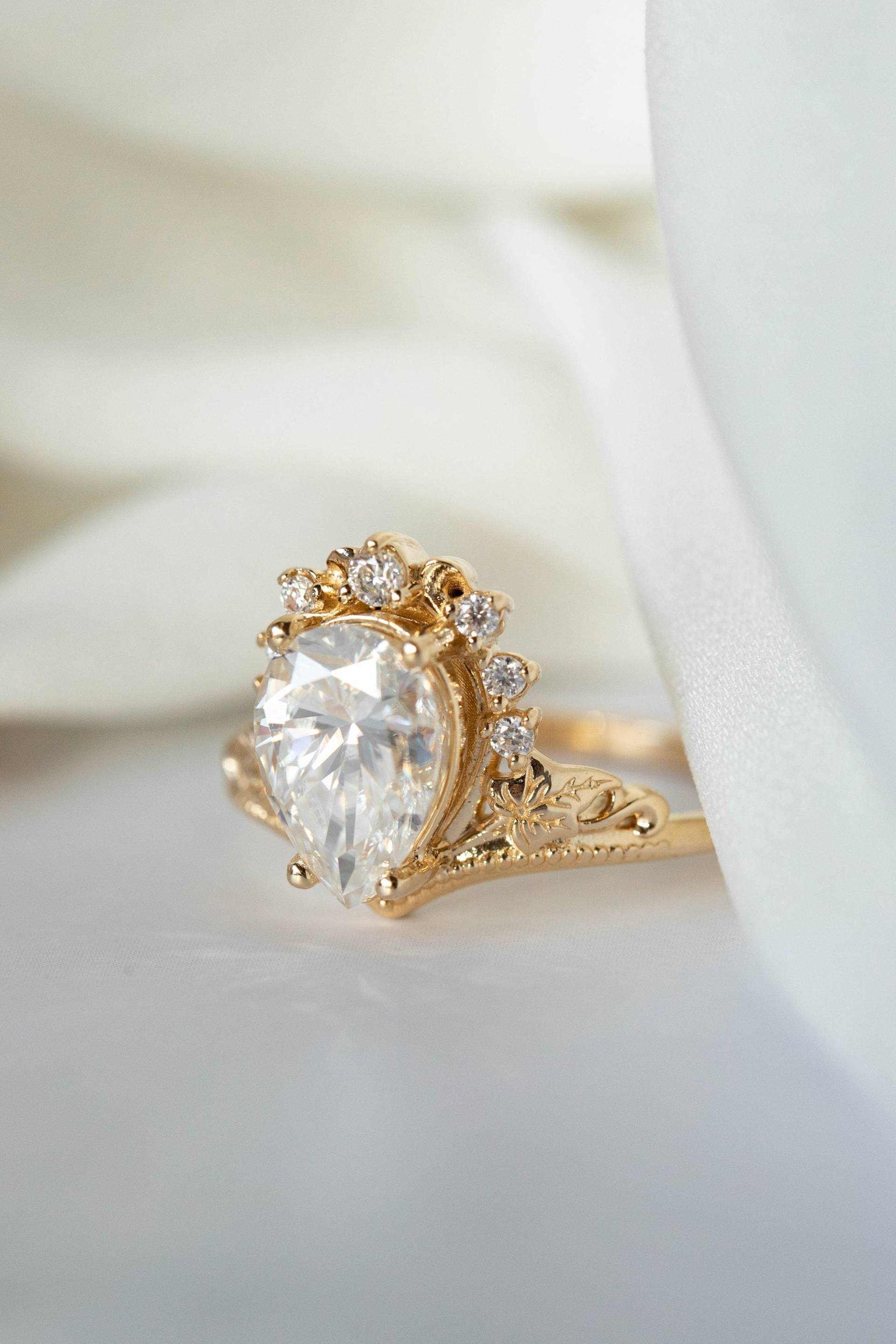 2 Karat Lab Gewachsener Diamant Verlobungsring, Tiara Krone Ring Mit Diamanten, Halb Halo Verzierter Schnörkel in 14K Oder 18K Gold von EdenGardenJewelry