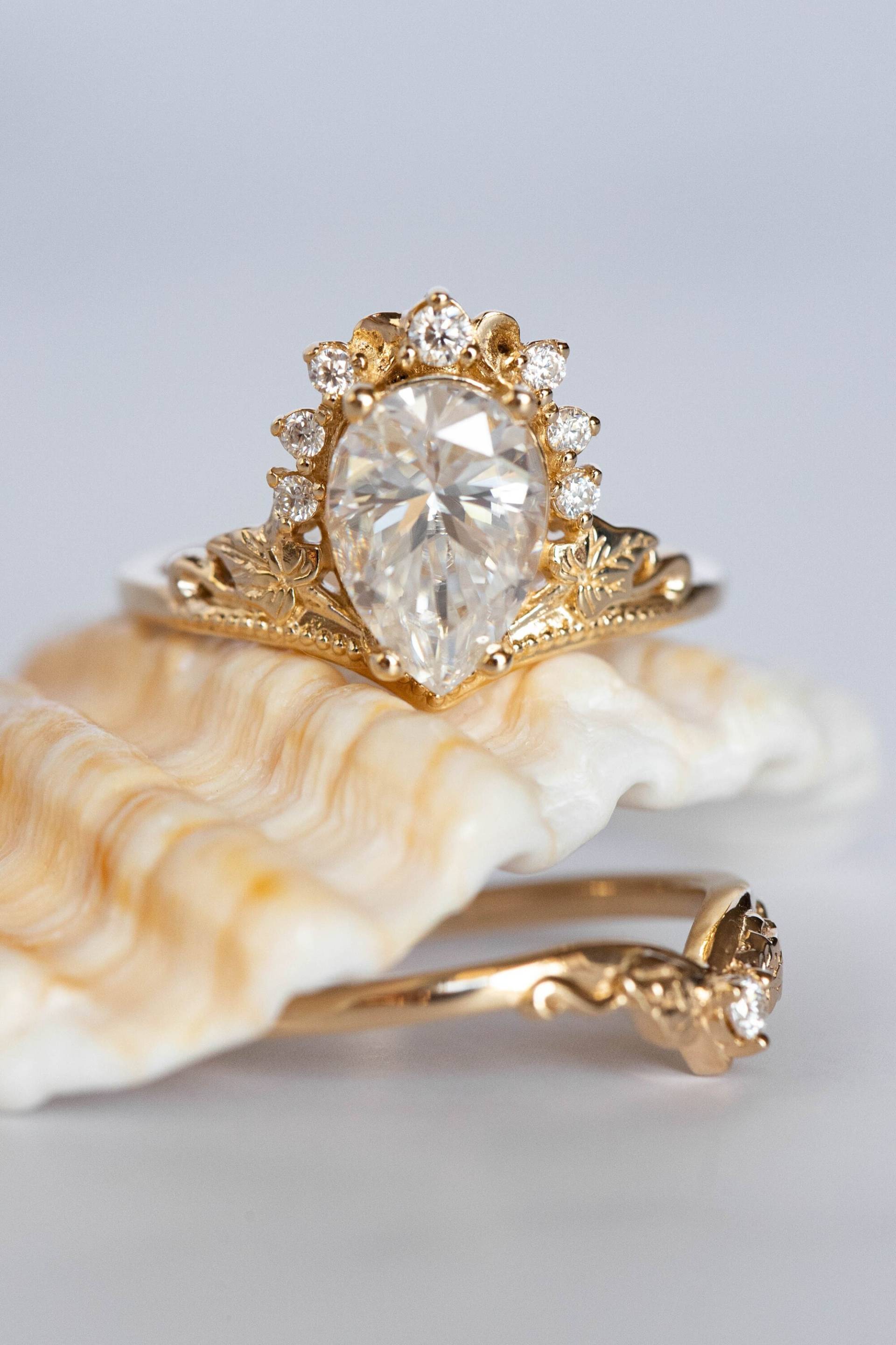 2.35 Karat Moissanite Verlobungsring, Tiara Krone Ring Mit Diamanten, Halb Halo Verlobung, Verzierter Schnörkel in 14K Oder 18K Gold von EdenGardenJewelry