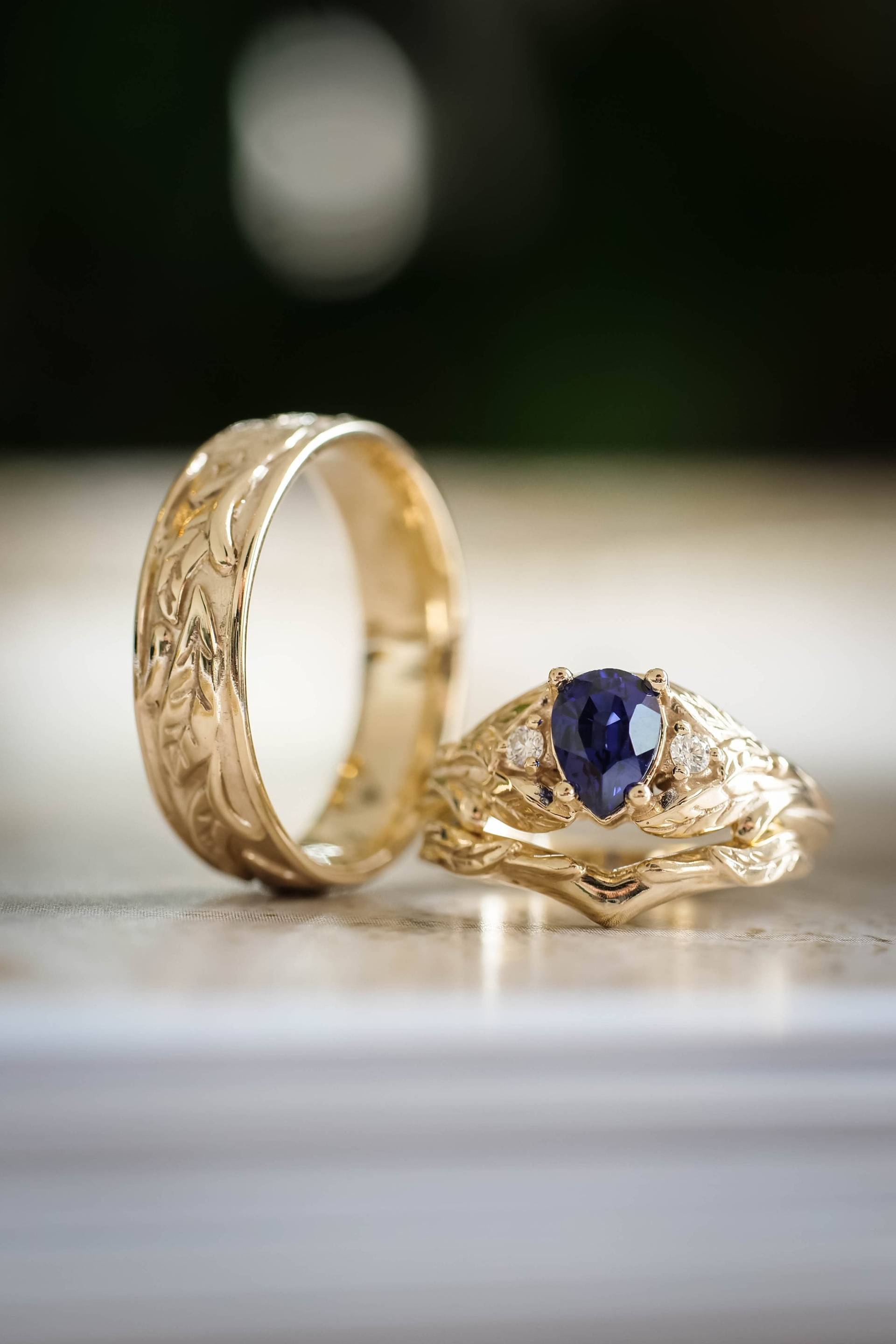 3 Stück Eheringe Set Für Sie Und Ihn, Lab Sapphire Verlobungsring Gebogenes Band & 6mm Blattgold Ehering Ihn von EdenGardenJewelry