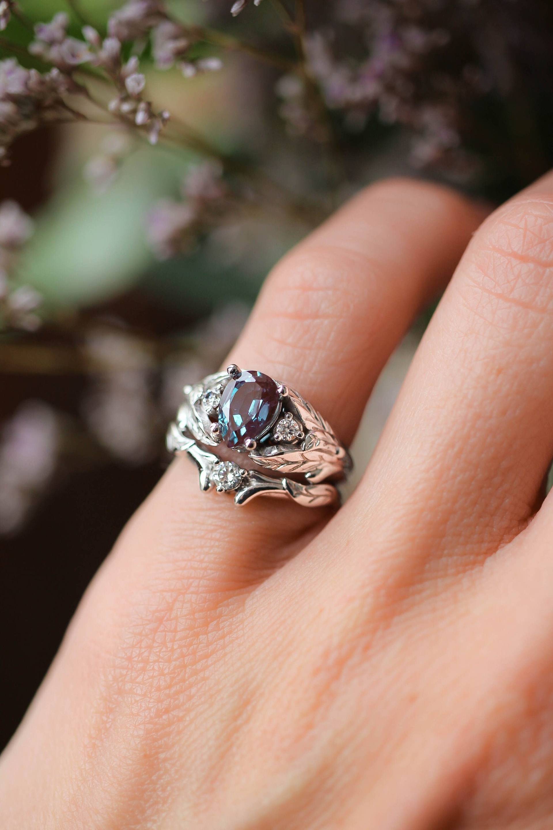 Alexandrit Brautring Set, Verlobungsring Und Ehering Diamant Ehering, Blätter Ring, Stapelring, Moissanite Ring von EdenGardenJewelry