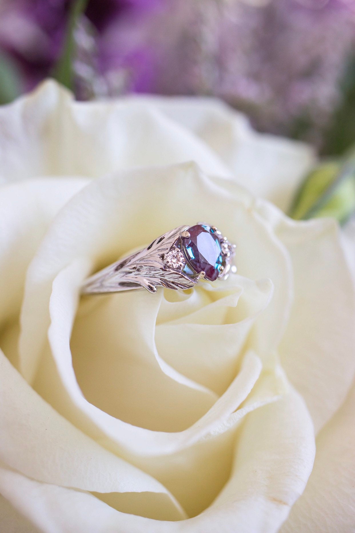 Alexandrit Verlobungsring, Weißgold Blatt Ring, Diamant Zweig Blätter Farbwechsel, Natur Ring von EdenGardenJewelry