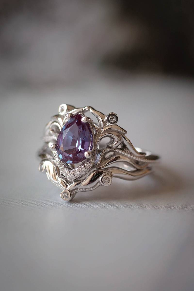Alexandrit Verlobungsring Set, Labradorit Diamant Ring Und Gebogenes Verziertes Goldband Brautring Natur Inspirierte Fantasy Ringe Alexandrit Verlobungsring Set, Labradorit Diamant Ring Und Gebogenes Verziertes Goldband Brautring Natur Inspirierte Fantasy Ringe von EdenGardenJewelry