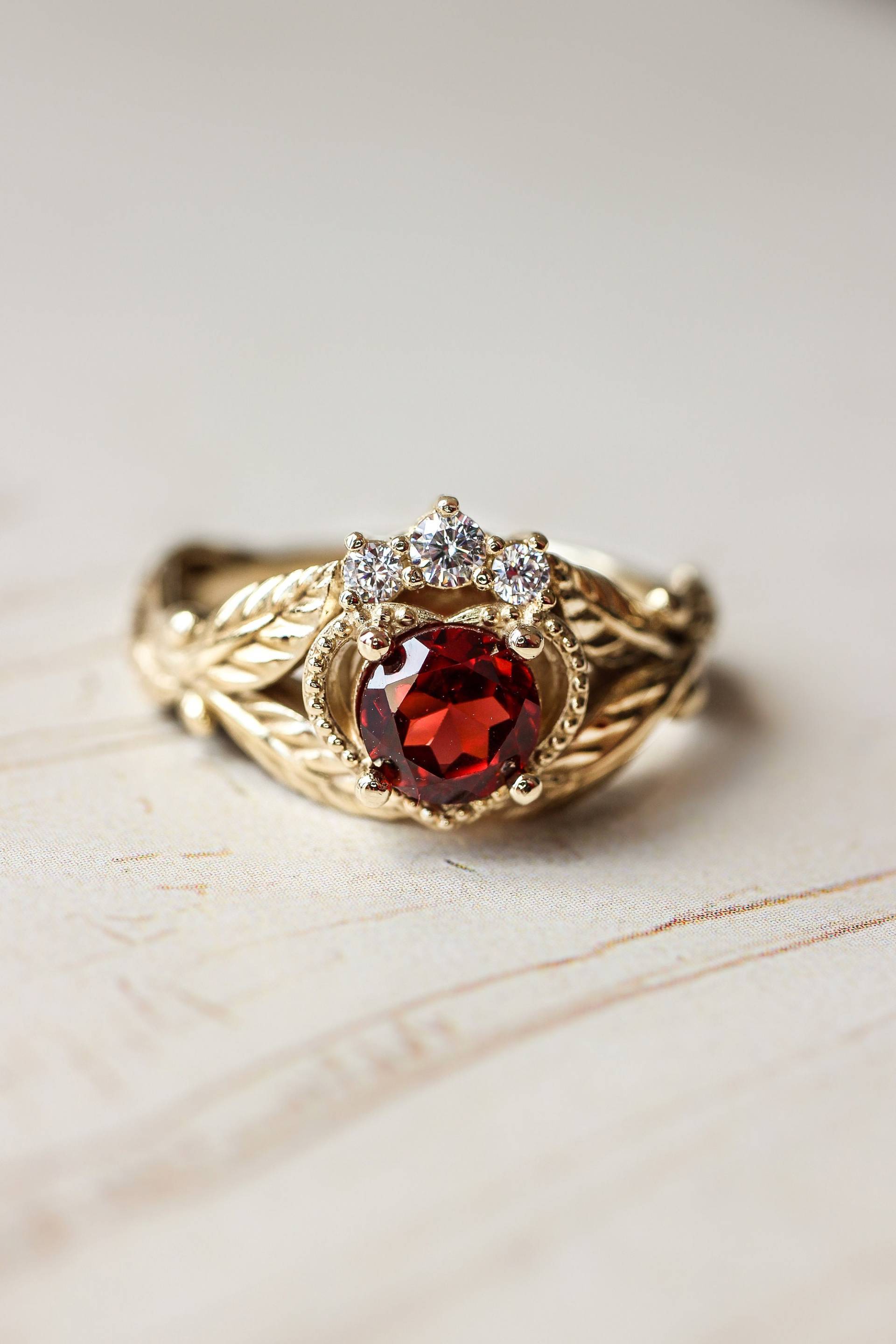 Alternativer Claddagh Verlobungsring, Herzring, Granat Und Diamanten Natur Ehering, Blattring Für Frau, Keltisch von EdenGardenJewelry