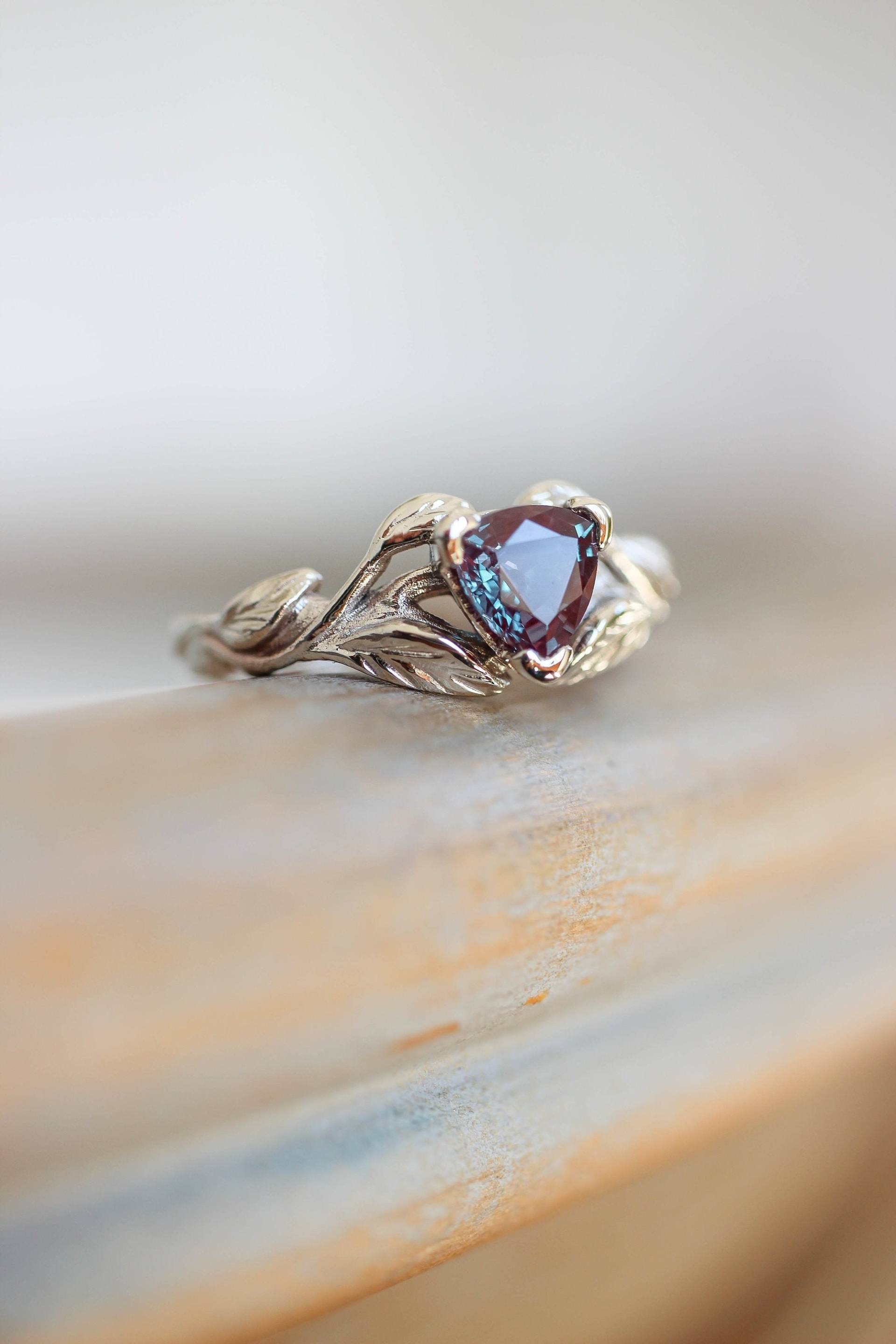 Billion Alexandrit Verlobungsring, 14K Weißgold Zweigring von EdenGardenJewelry