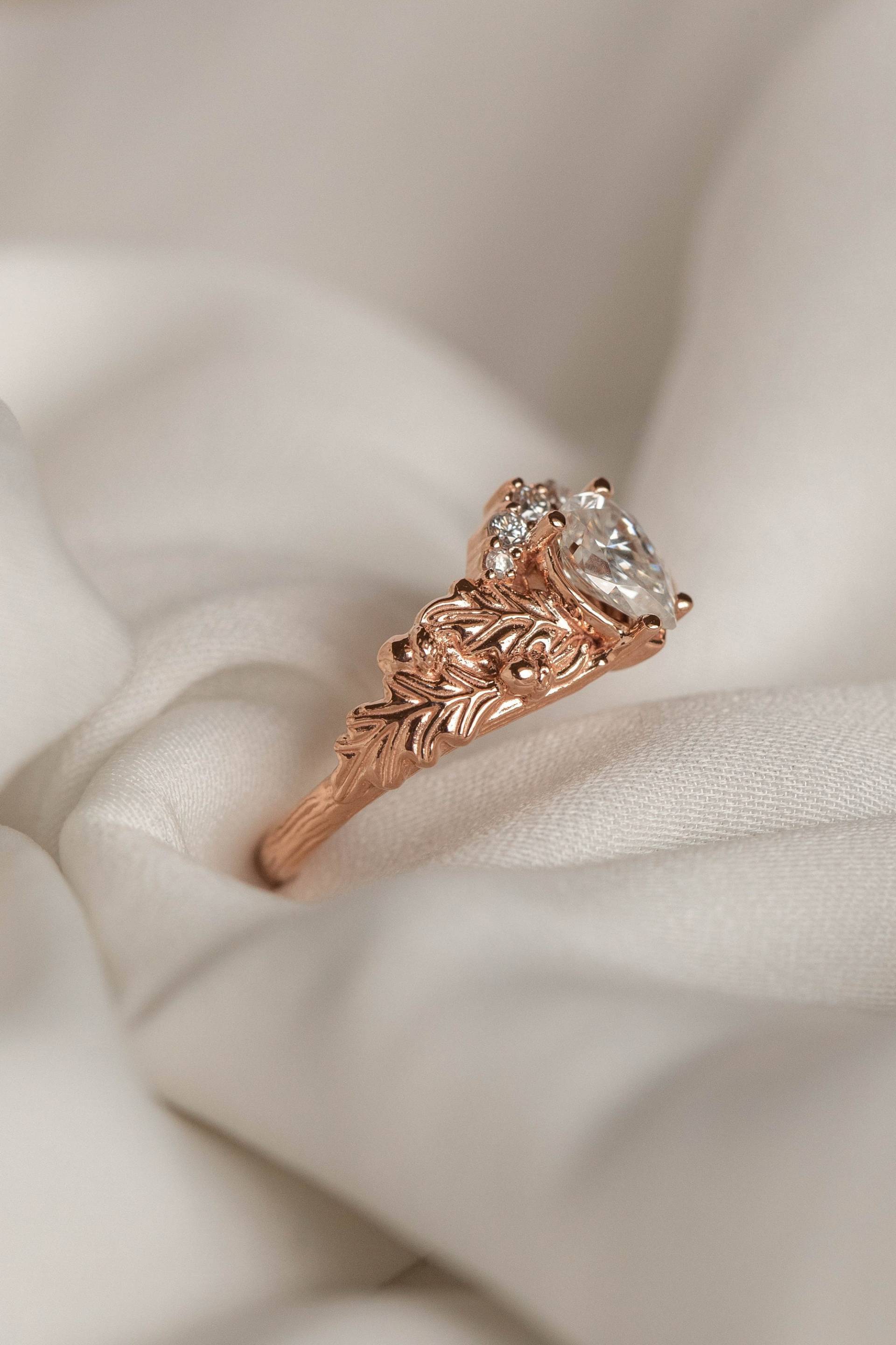 Birne Moissanite Verlobungsring Mit Krone Halo, Natur Inspiriert Rose Gold Blatt Ring, Elfen Eiche Ring in 14K Oder 18K von EdenGardenJewelry