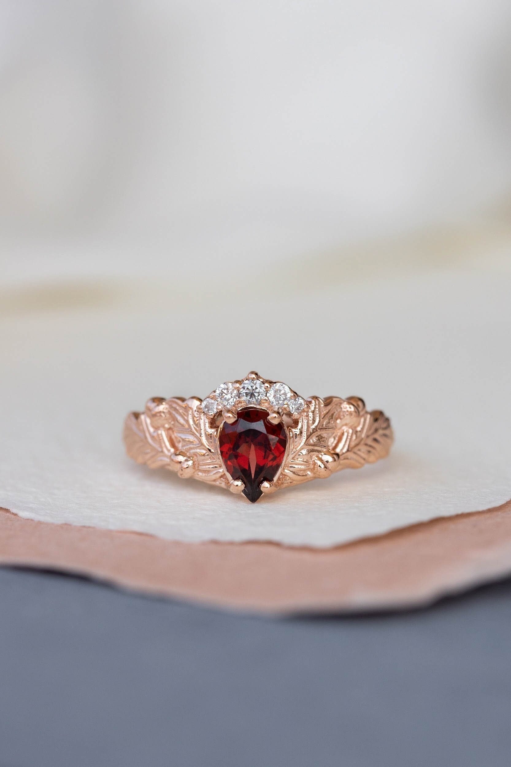 Birne Natürlicher Granat Verlobungsring Mit Krone Halo, Natur Inspirierter Rose Gold Blatt Ring, Elfen Eiche Ring in 14K Oder 18K Gold, Roter von EdenGardenJewelry