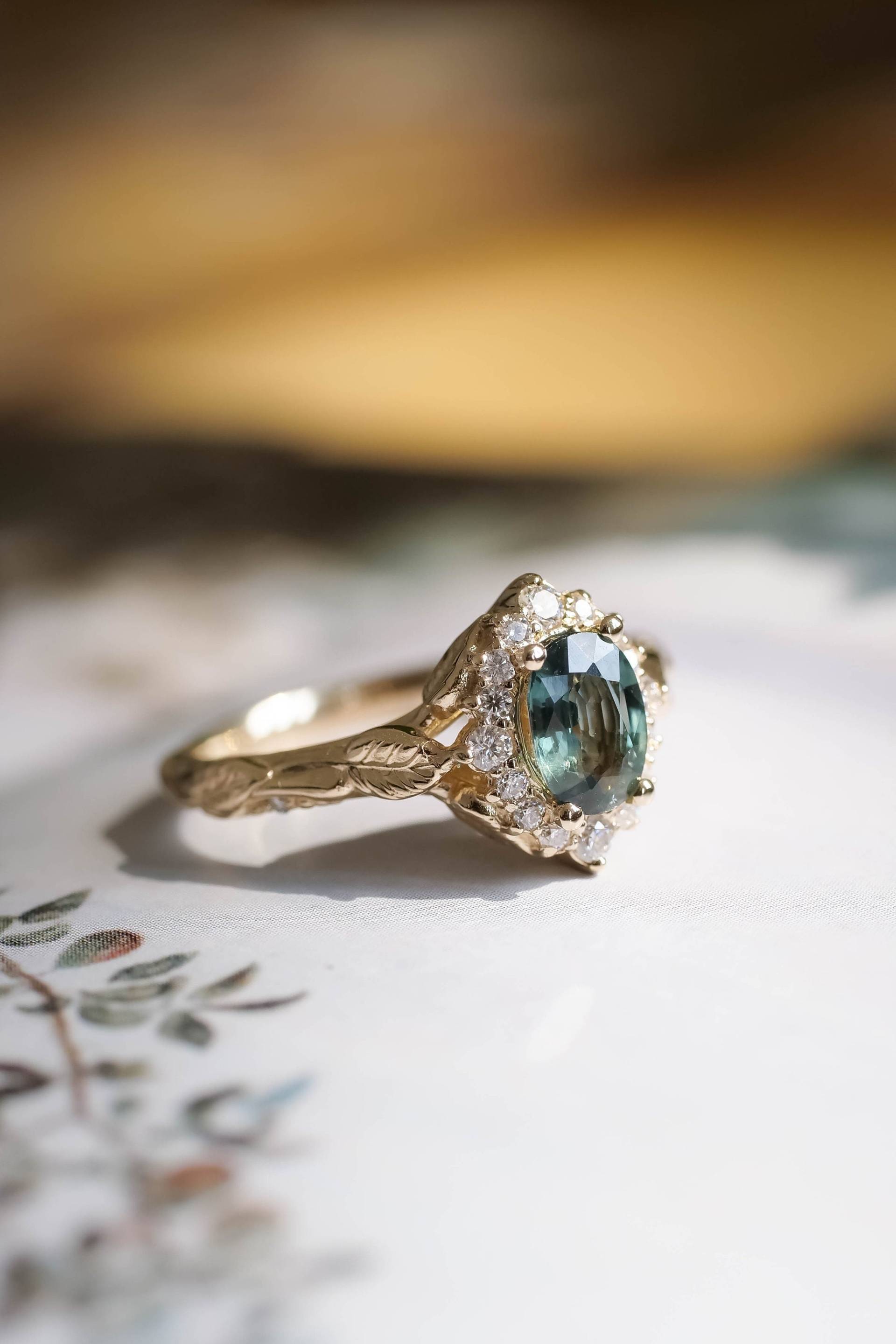 Diamant Halo Teal Saphir Verlobungsring Von Der Natur Inspiriert, Blau Grün Fee Inspiriert Hochzeit Blattzweig Band, 14K Oder 18K Solid Gold von EdenGardenJewelry