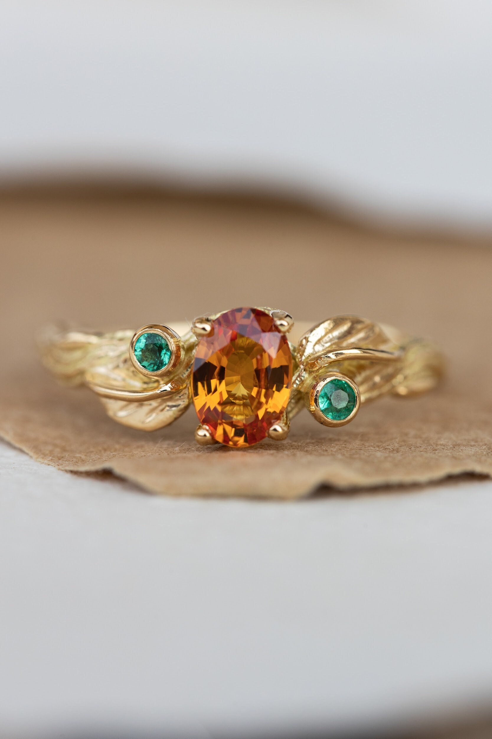 Echter Orange Saphir Verlobungsring, 14K Gelbgold Ring, Smaragd Zweig Einzigartiger Ring Für Frau, Blatt Motiv Natur Inspiriert von EdenGardenJewelry