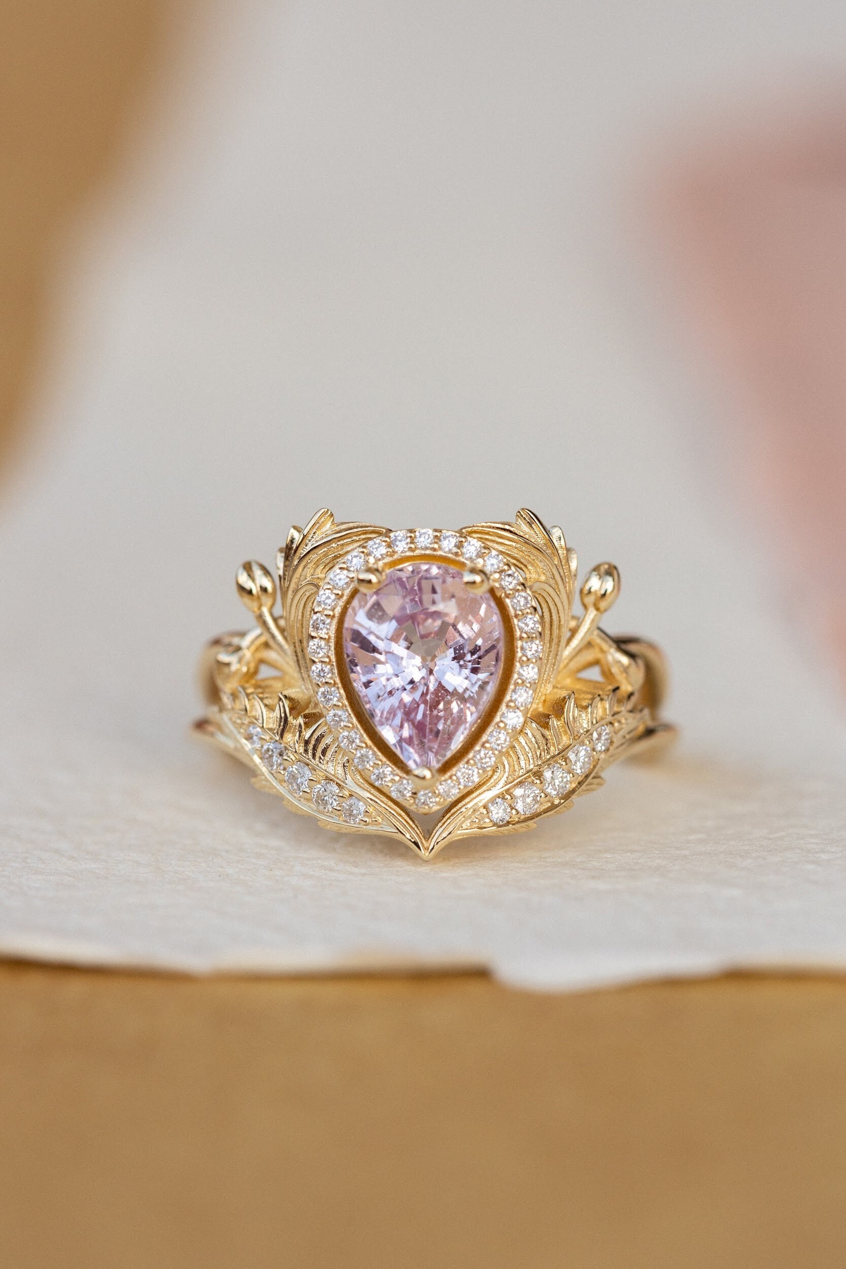 Echter Rosa Saphir Verlobungsring Mit Diamant Halo, Natur Inspirierter Ring, Gold Blätter Fantasy Verlobungsring, 14K 18K von EdenGardenJewelry