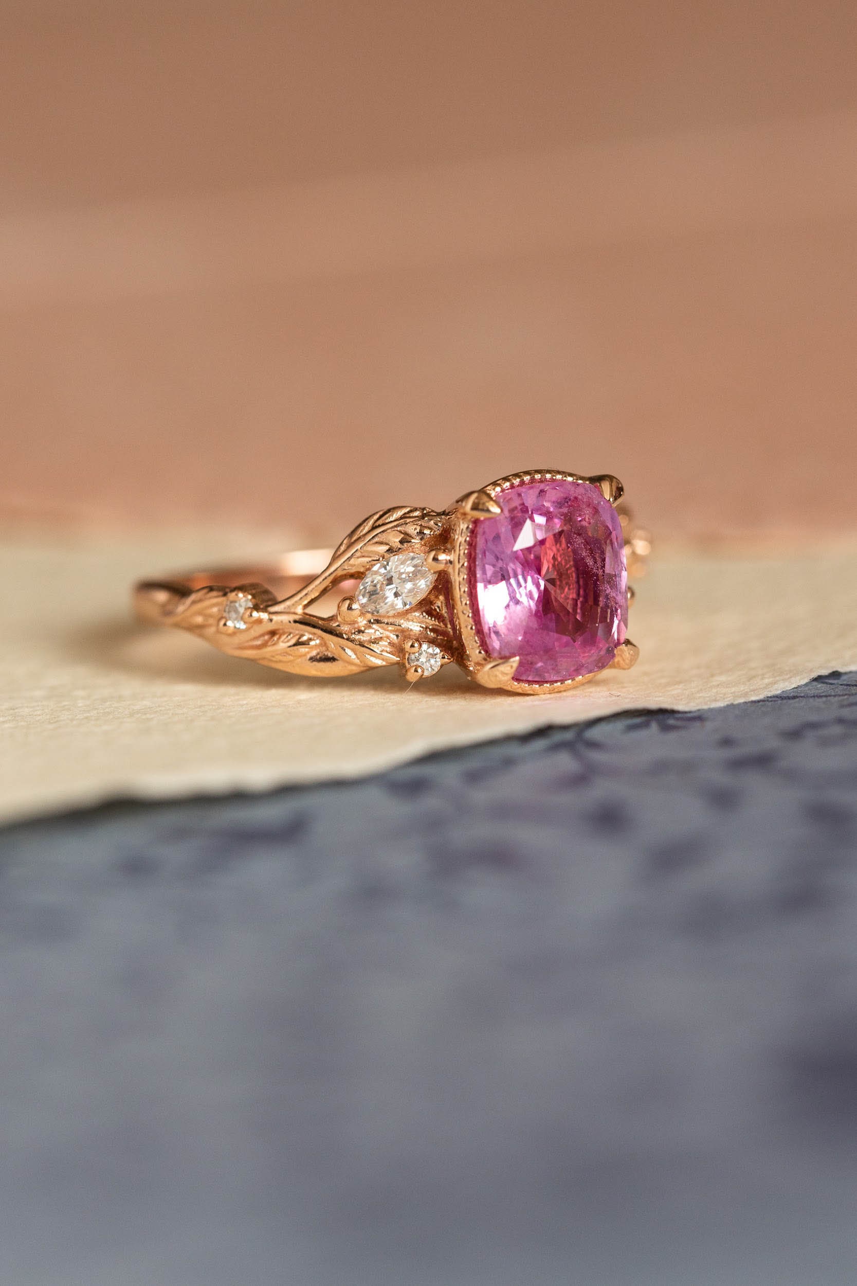 Echter Rosa Saphir Verlobungsring Mit Diamanten Im Marquise Schliff Und Blättern, Natur Inspirierter Ring Für Die Braut, Roségoldring 14K Oder 18K von EdenGardenJewelry