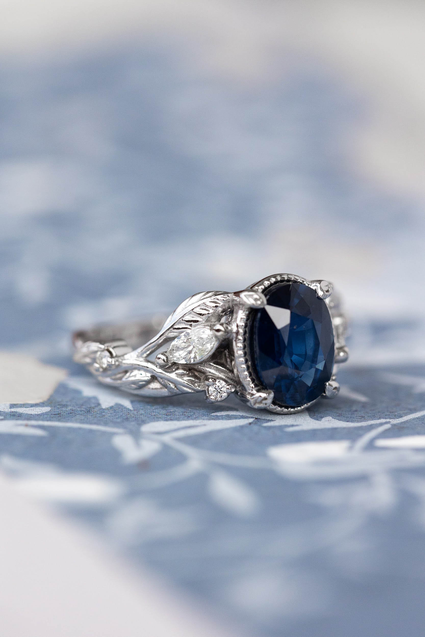 Echter Royal Blau Saphir Verlobungsring Mit Marquise Diamanten Blätter, Natur Inspirierter Ring Für Braut, Weißgold 14K Oder 18K Gold von EdenGardenJewelry