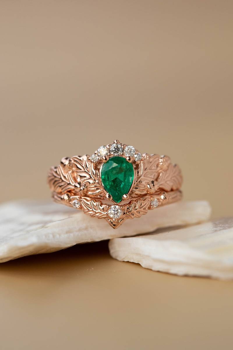 Eichenblatt Ring Set - Birne Natur Smaragd Verlobungsring Mit Krone Halo & Diamant Ehering, Inspirierte Ringe in 14K Oder 18K Gold von EdenGardenJewelry