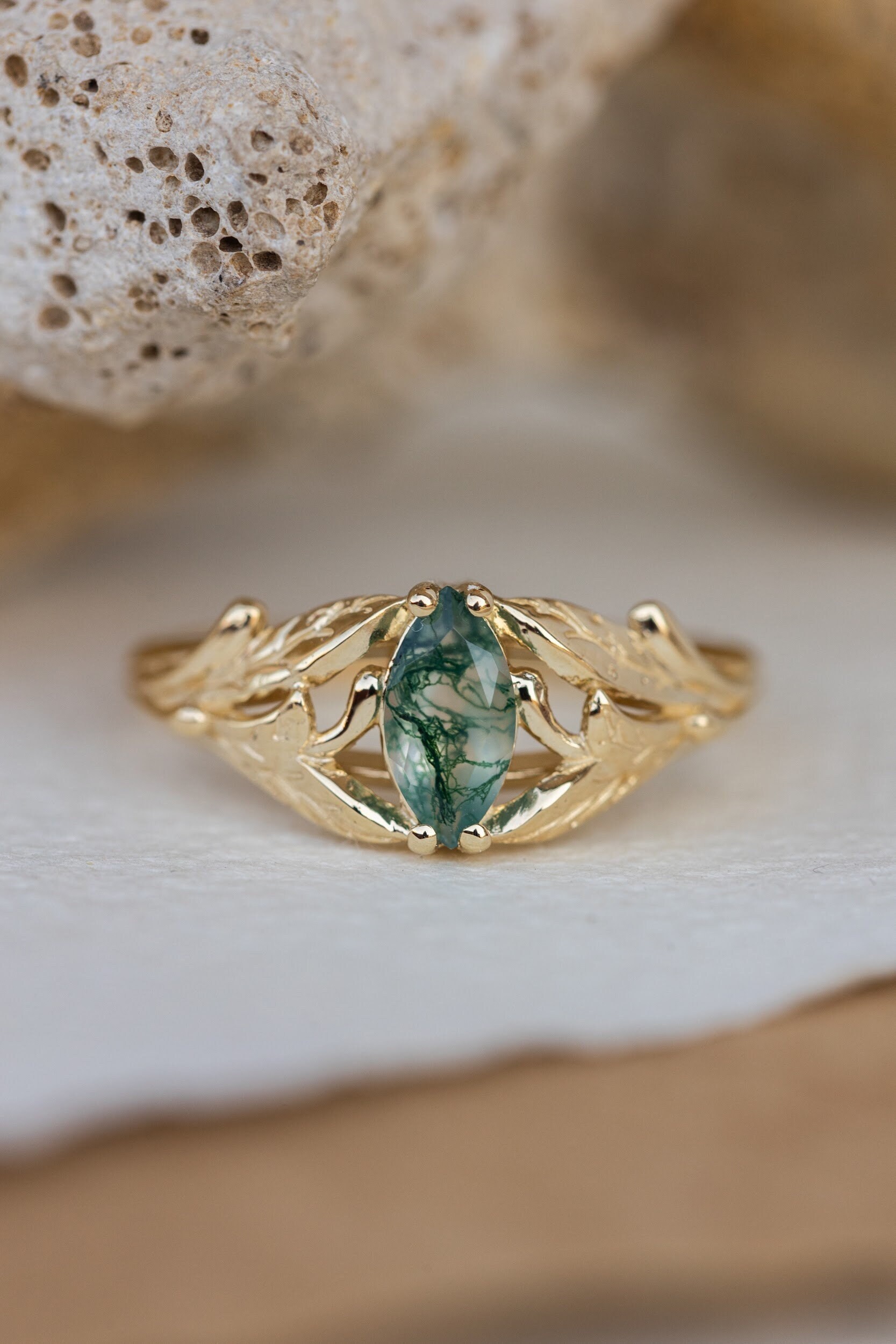 Ein Von Einer Art Moos Achat Verlobungsring, Gold Blätter Ring, Blatt Zweig Ring Für Frau, Einzigartiger Marquise Schliff Verlobungsring von EdenGardenJewelry