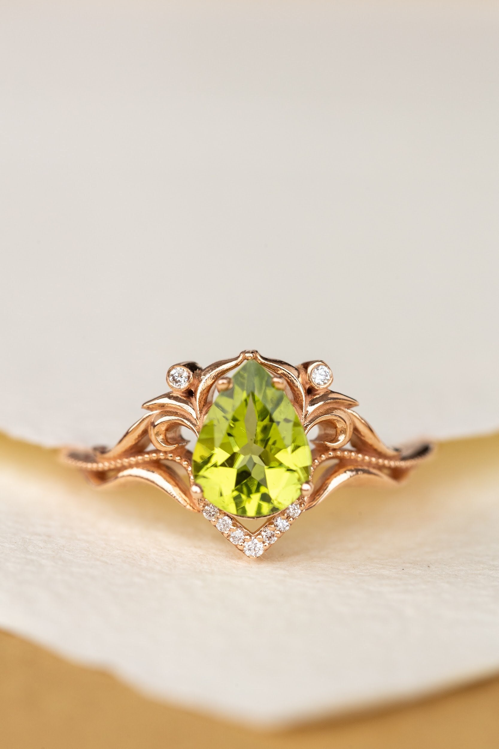 Einzigartiger Vintage Inspirierter Verlobungsring Mit Peridot, Natur Themen Hochzeit, Blätter Ring, Grüner Edelstein Elfen Ring Für Frau von EdenGardenJewelry