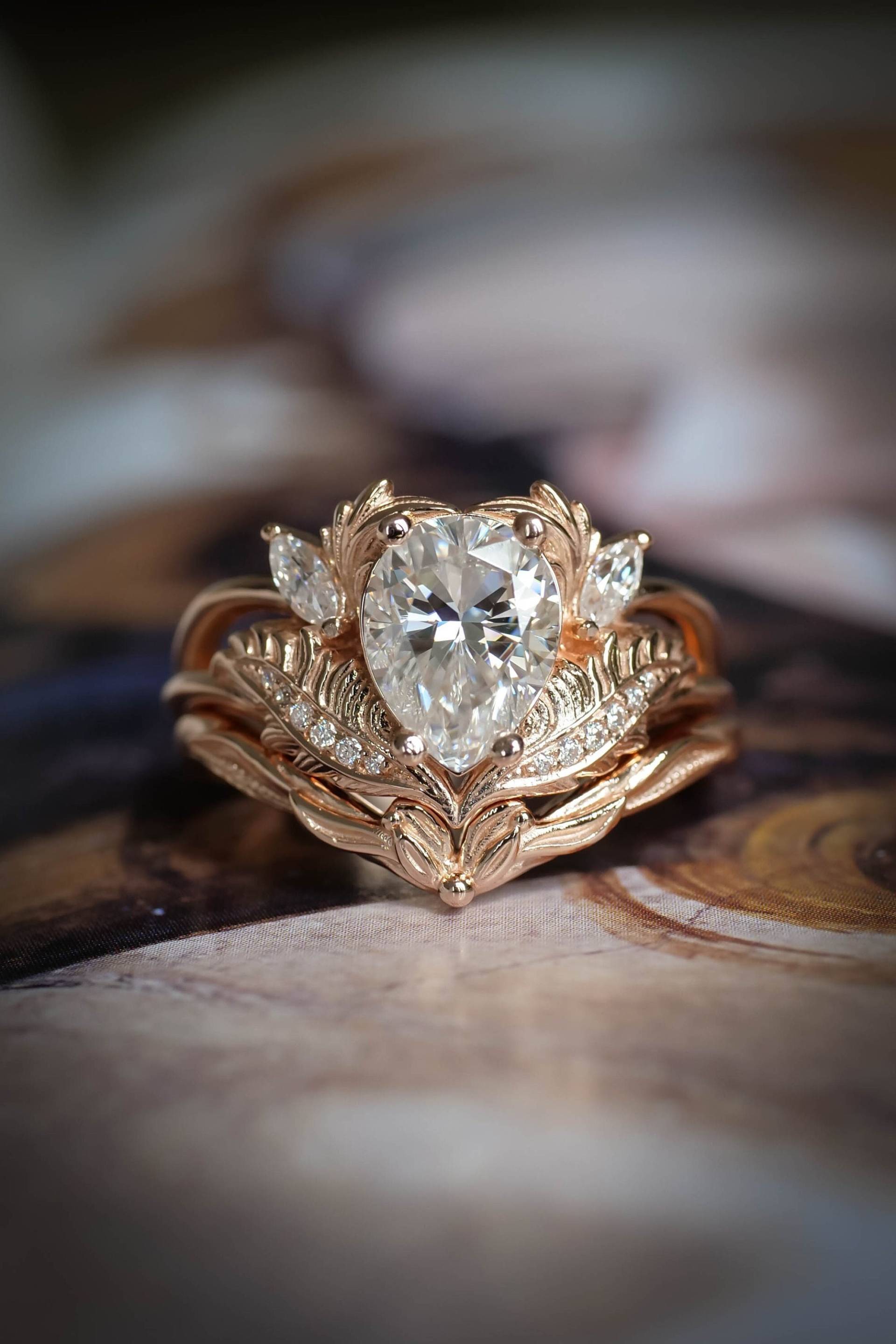Elfen Ring - Natur Inspirierte Verlobungsringe, Einzigartiges Brautring Set Mit 1.25 Ct Birnenform Moissanit Diamant in 14K Oder 750 Massivgold von EdenGardenJewelry