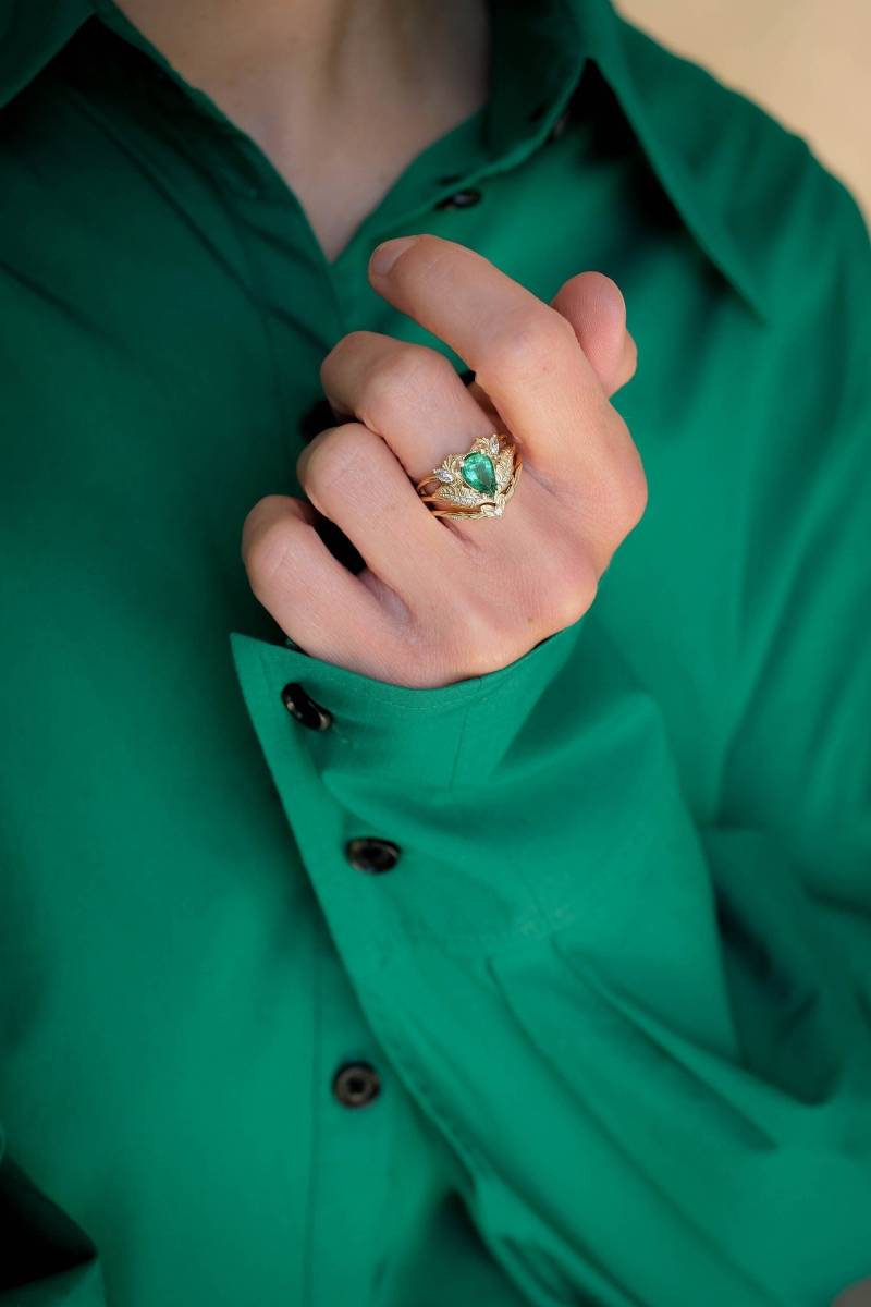 Verlobungsring Set Mit Smaragd Und Gebogenem Diamanten in 14K Oder 18K Gold von EdenGardenJewelry