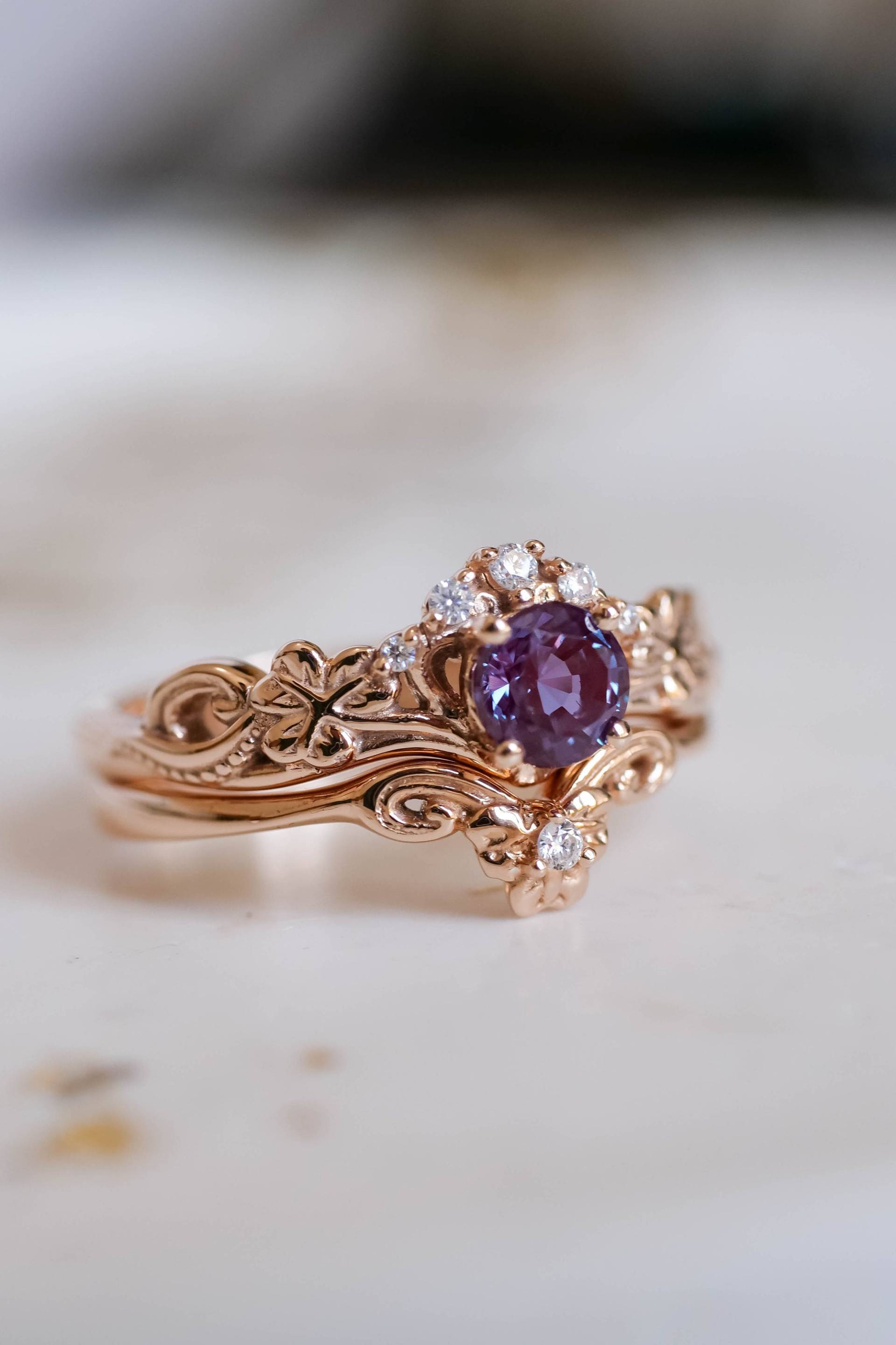 Fantasy Ringe - Purple Lab Alexandrite Verlobungsring Set Inspiriert Von Der Natur Mit Chevron Tiny Diamond Ehering, 14K Oder 18K Gold von EdenGardenJewelry